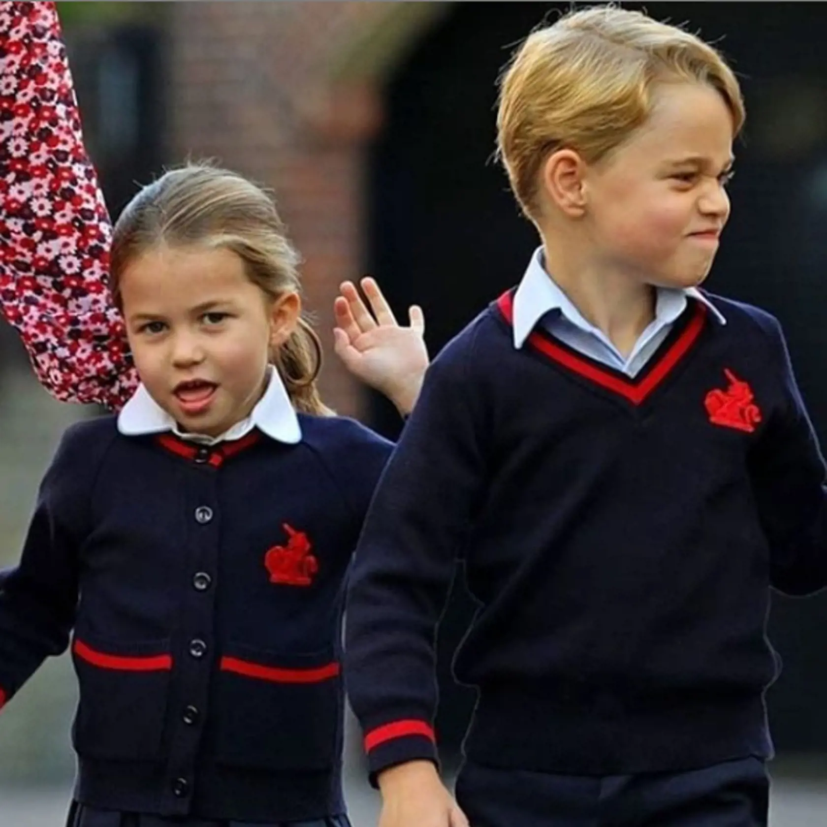 Princ George a jeho mladšia sestra Charlotte.