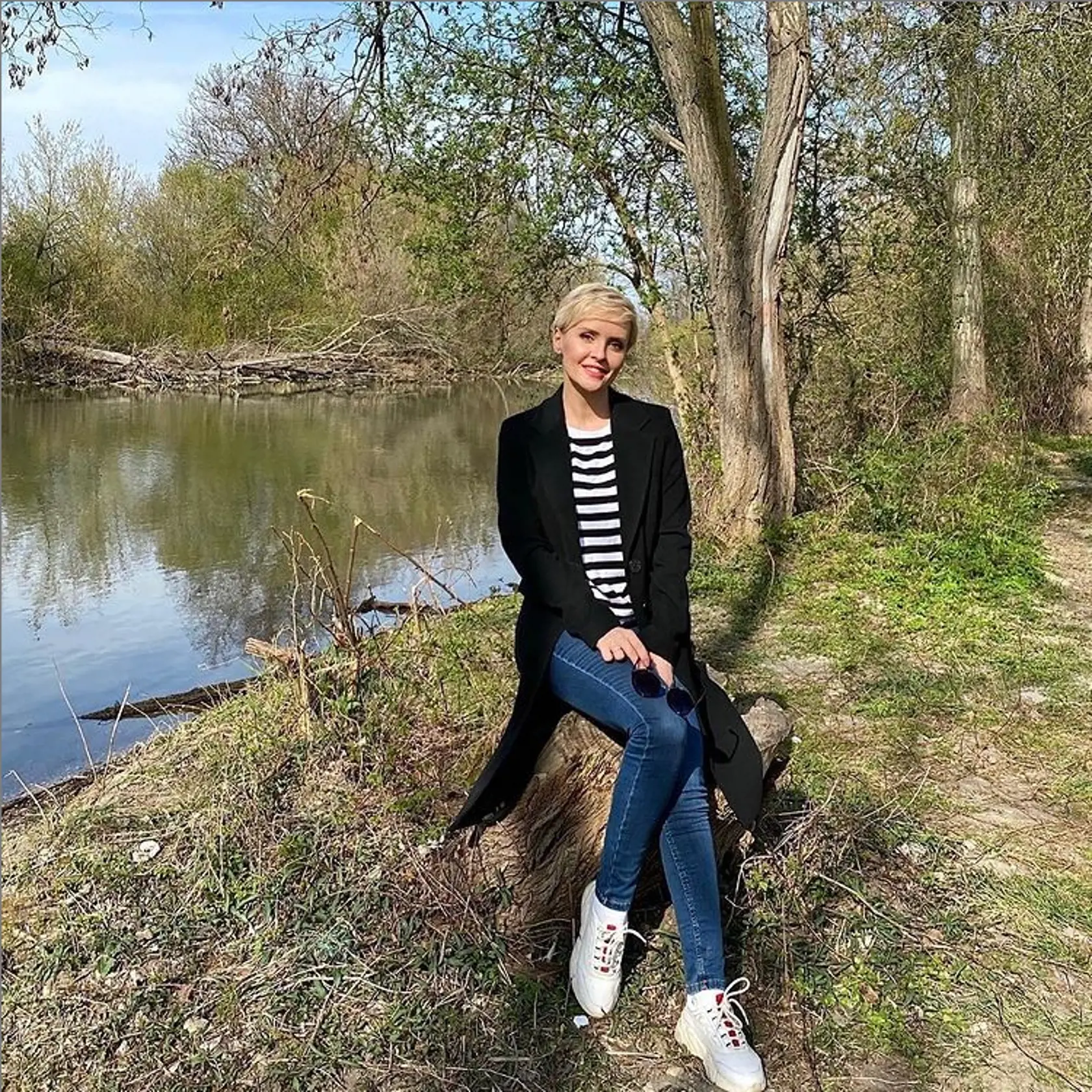 Kvetka Horváthová vyzerá v tomto outfite ako študentka. Krásne skombinovala jednoduché nadčasové kúsky a vygumovala si minimálne 20 rokov. Ako sa vám takto páči? Inšpirujte sa!