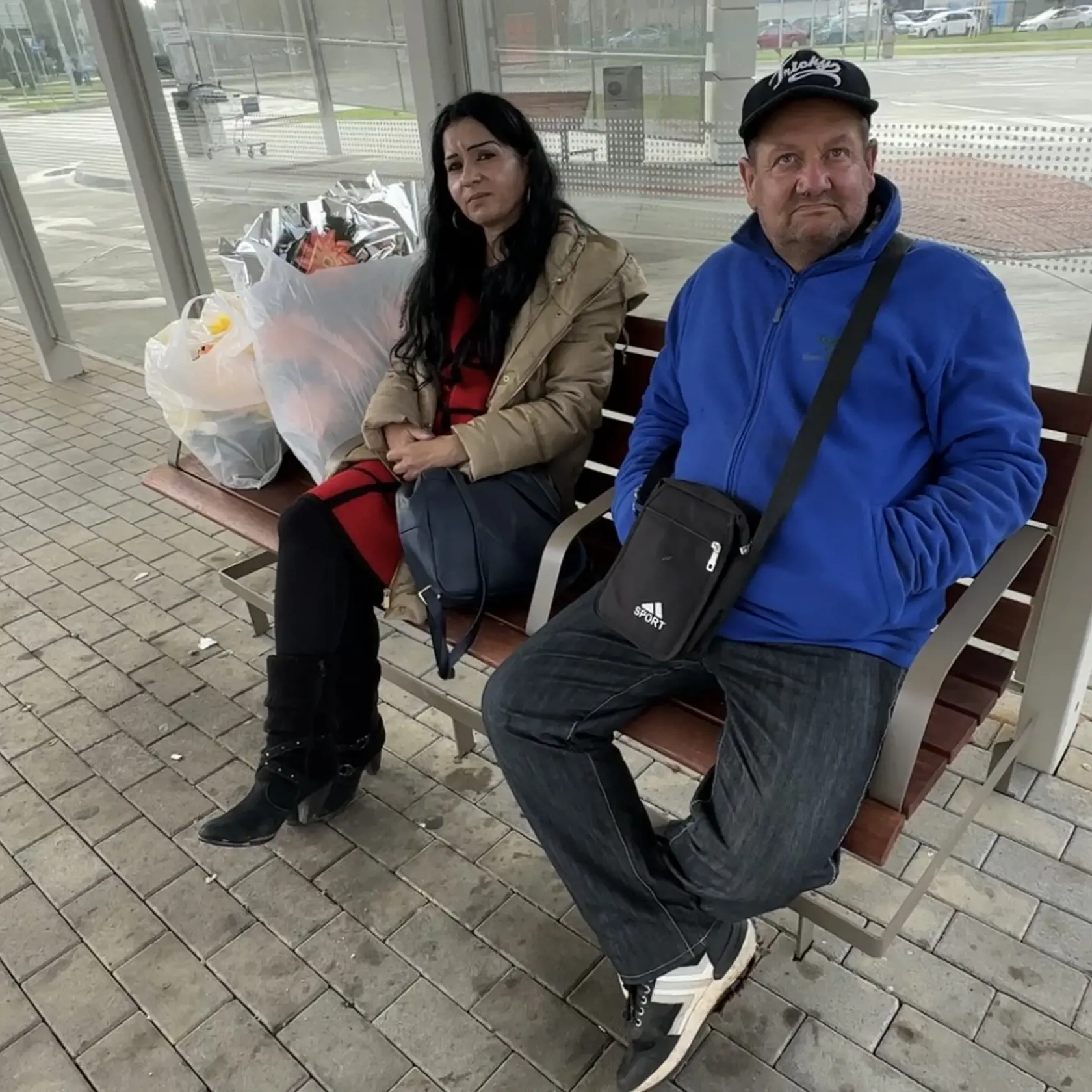 „Logisticky to nie je dobre vymyslené. Sú ďaleko nástupištia, človek tu mrzne. V lete je to ešte ako-tak fajn,“ hovorí Zdeno. „Chýbajú lavičky, na každom nástupišti je len jedna lavička pre troch ľudí, pričom priestoru je tu dosť. A nie je to ani zastrešené, z bočných strán bude prefukovať,“ kritizuje Ernestína.