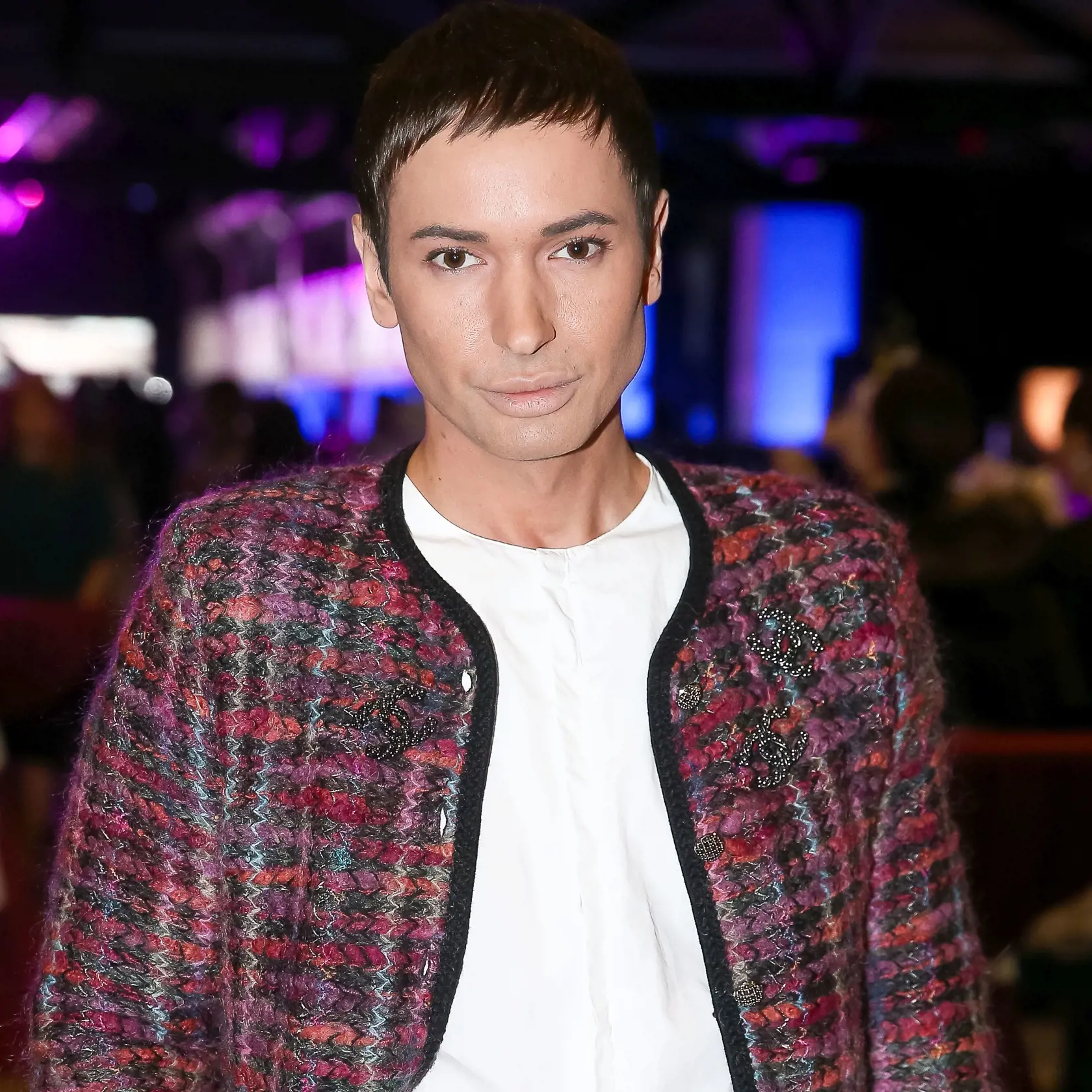 Paviel Bendler sa na módnej prehliadke ukázal tento týždeň s výrazne zmenenou vizážou. Jeho svetlý make up sa nedal prehliadnúť, rovnako ako jeho rúž telovej farby. Kaderník však pôsobil skôr ako vosková figurína.