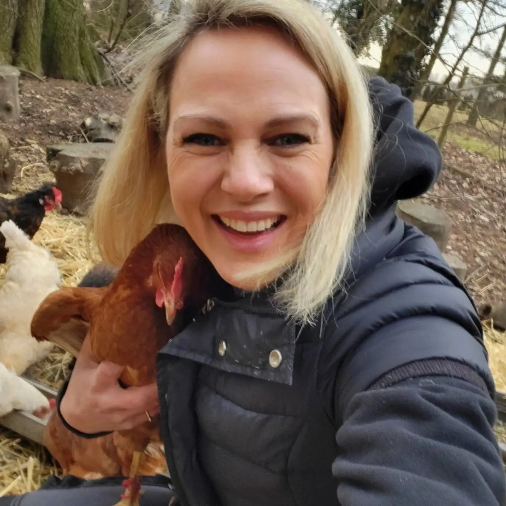 Adriana Poláková chová na záhrade sliepky.
