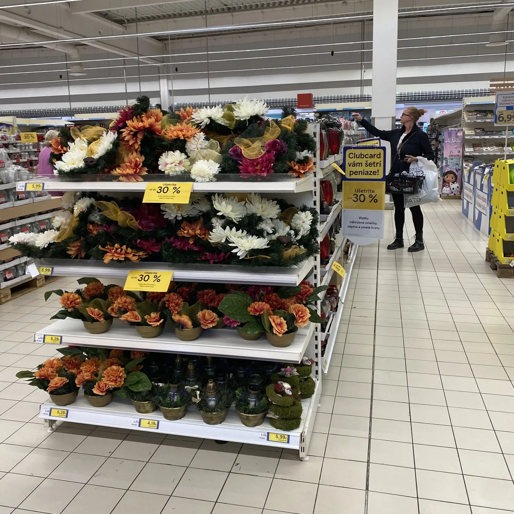 Aranžmány z umelých kvetov tiež kúpite v Tescu, len za 5,99 eur.