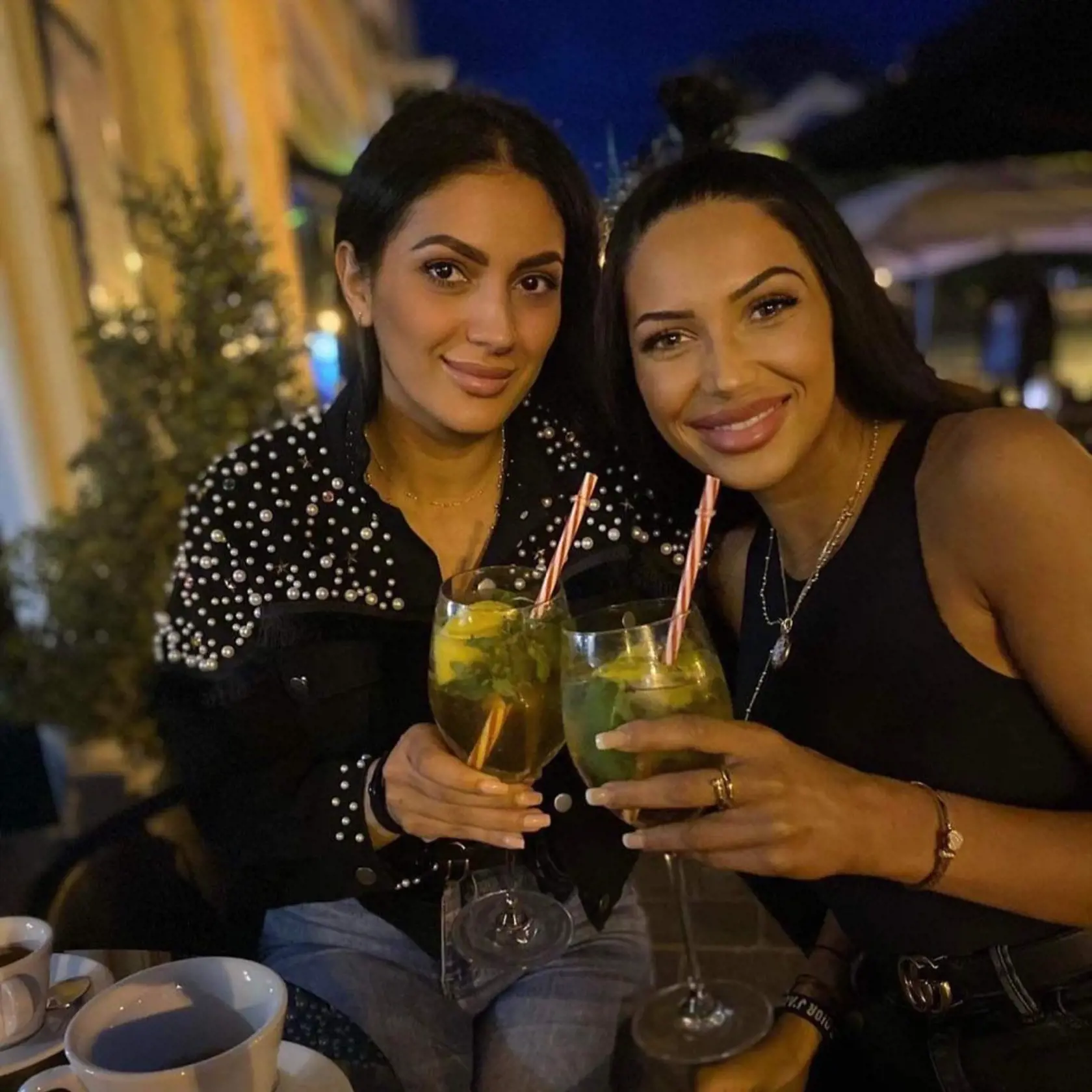 Simona s druhou kamarátkou Kristínou. Zoznámil ich jej bývalý priateľ, za čo je mu veľmi vďačná. Podporovala ju počas otcovej choroby, pomáhal jej po autonehode, navštevovala ju, keď bola nechodiaca pre zranenia a zlepšovala jej náladu: “Každý deň ďakujem, že ju mám. Také silné priateľstvo je totiž dnes veľkou raritou.”