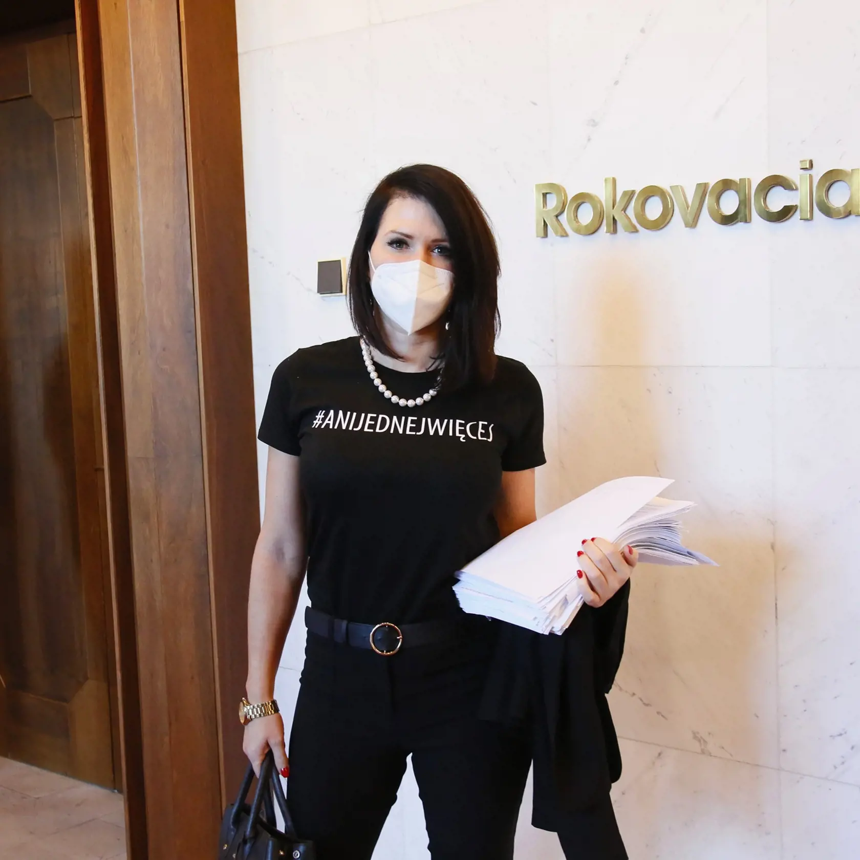 Predsedníčka zdravotníckeho výboru Jana Bittó Cigániková (SaS) prišla na rokovanie o interrupčnom zákone v tričku s nápisom #Anijednejwięcej. Obliekla si ho na protest proti prísnej potratovej legislatíve v Poľsku.