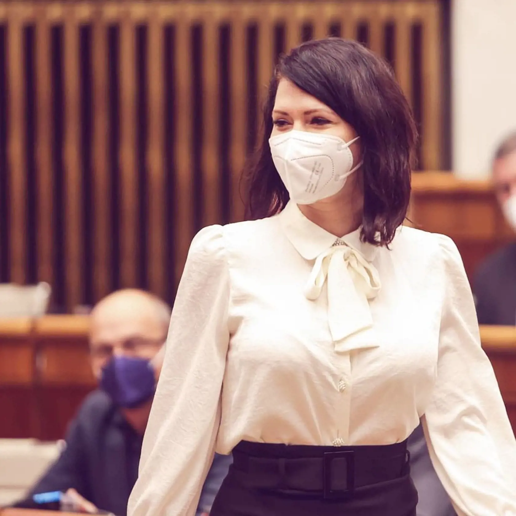Šéfka Výboru pre zdravotníctvo Jana Bittó Cigániková (SaS) miluje klasickú kombináciu čiernej a bielej farby. Oblečené má elegantnú blúzku krémovej farby s mašľou, ktorá dodáva jej celému outfitu romantický nádych. K nej si zvolila obtiahnutú čiernu sukňu puzdrovú s vysokým pásom a širším opakom.