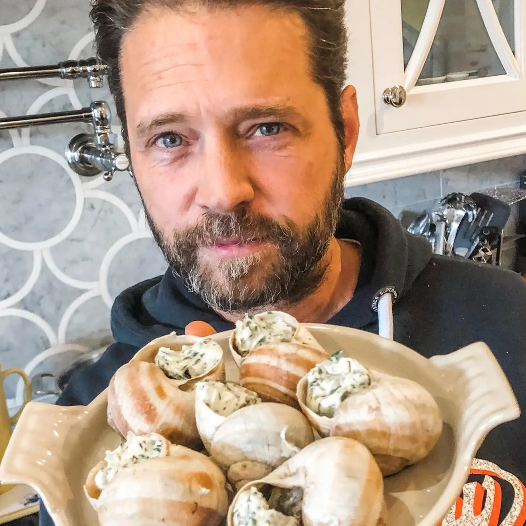 Jason Priestley na fotke z marca 2020