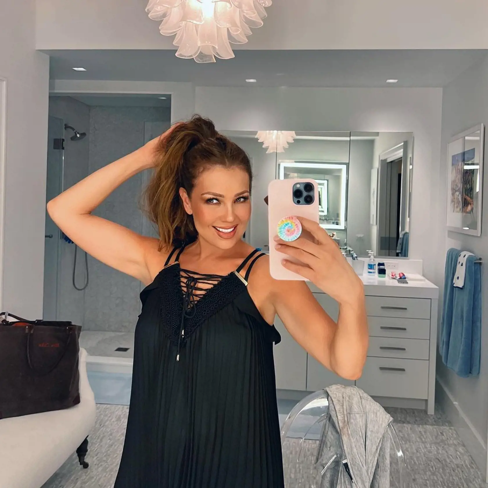Thalía prepadla filtrom.