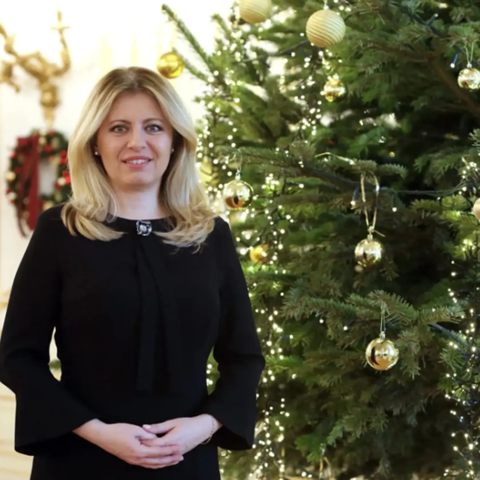 Prezidentka Zuzana Čaputová mala vo svojej sieni decentný stromček s jemnými živými svetielkami.