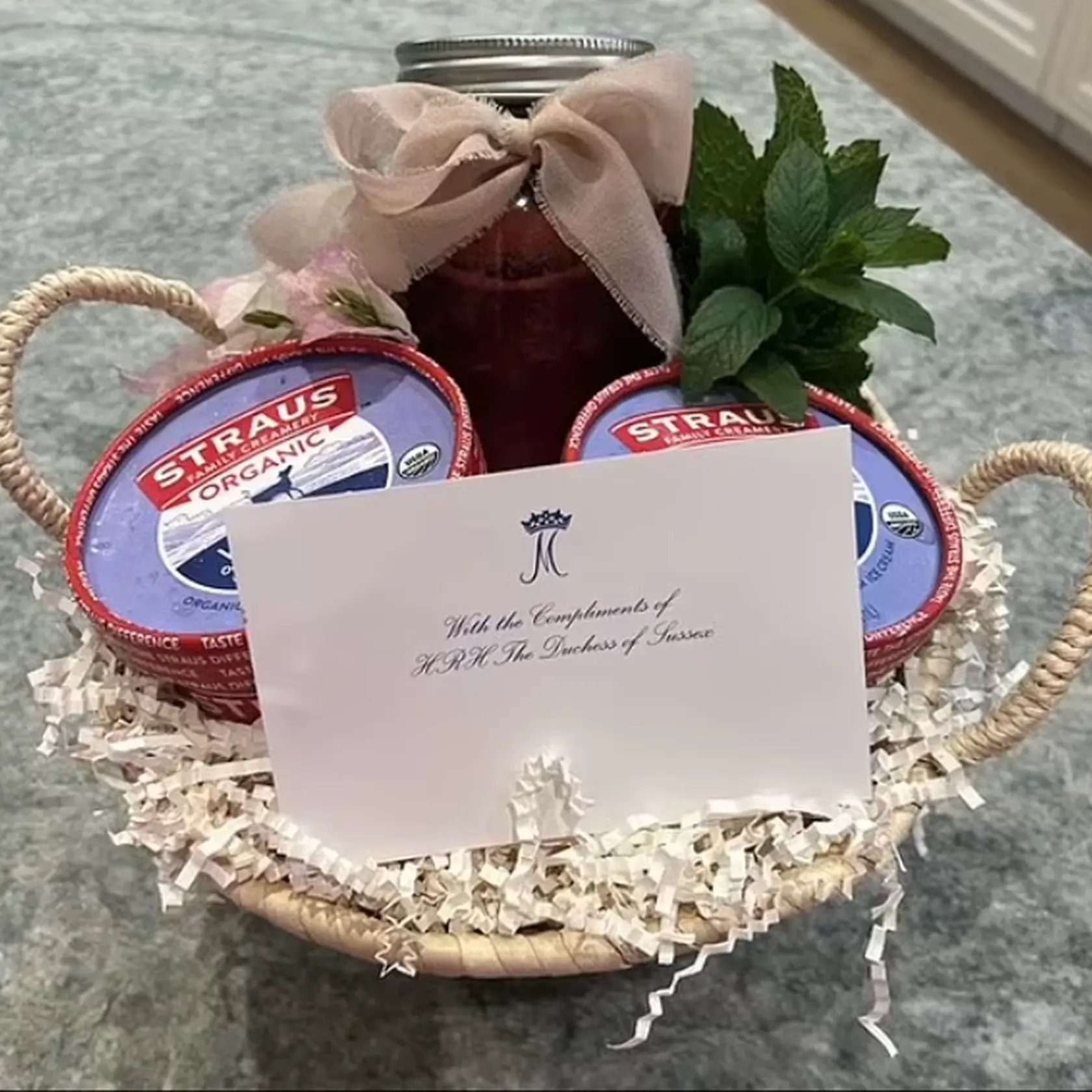 Meghan poslala priateľke zmrzlinu s jahodovým džemom a nechýbala kartička, na ktorú napísala: „S pozdravom Jej kráľovská Výsosť vojvodkyňa zo Sussexu“. Odkaz vyvolal pobúrenie. Titul totiž nemá používať.