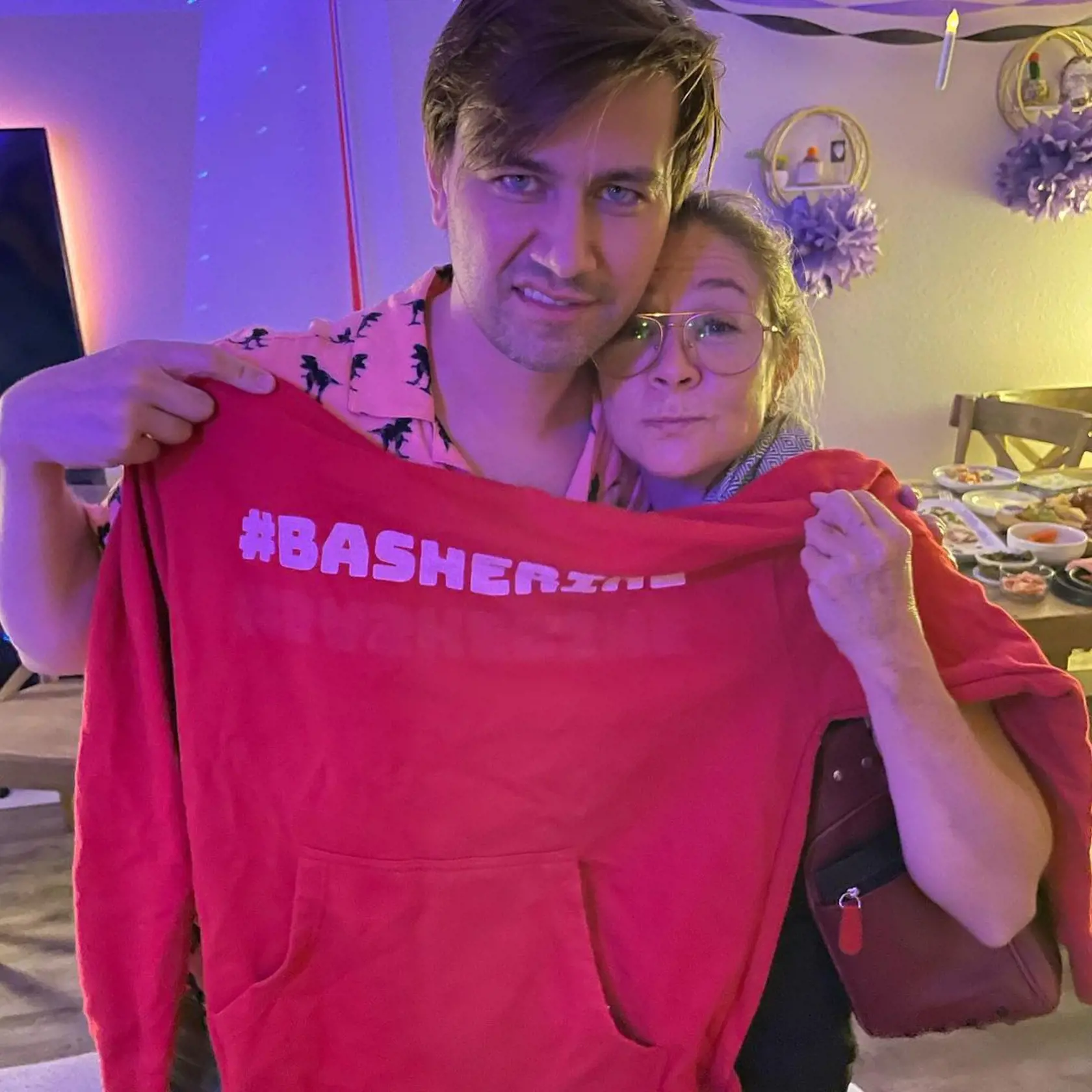 Megan Follows sa odfotila s mladým kolegom. Veľké okuliare, stiahnuté vlasy do chvosta a nenalíčená tvár odhalili jej skutočný vek. Dozrela, už to nie je to sladké dievčatko z Anny, ale charizmatická žena s veľkým šarmom a šibalskými iskrami v očiach.