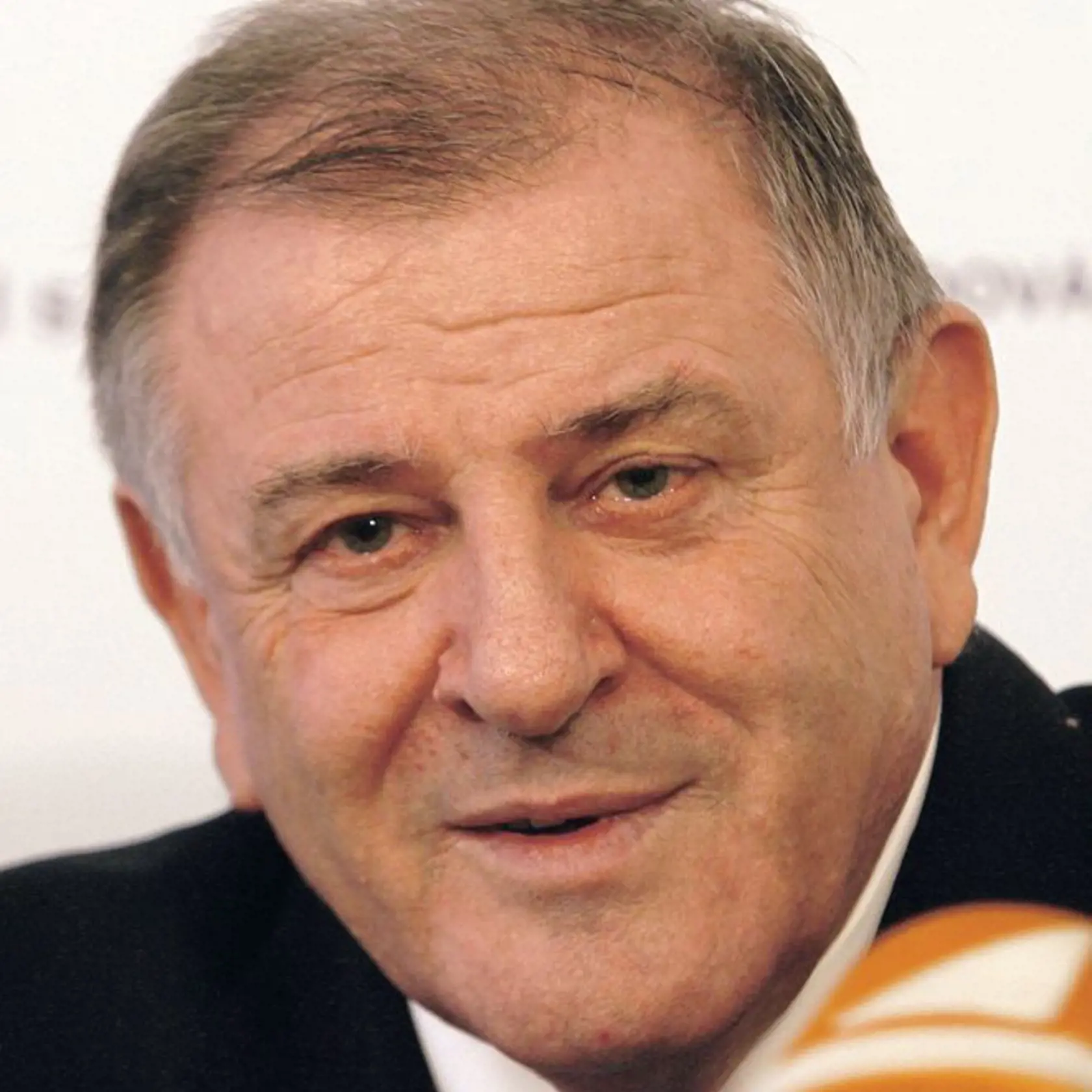 Líder strany HZDS VLADIMÍR MEČIAR sa prihovára na bilbordoch hlavne mladým.
