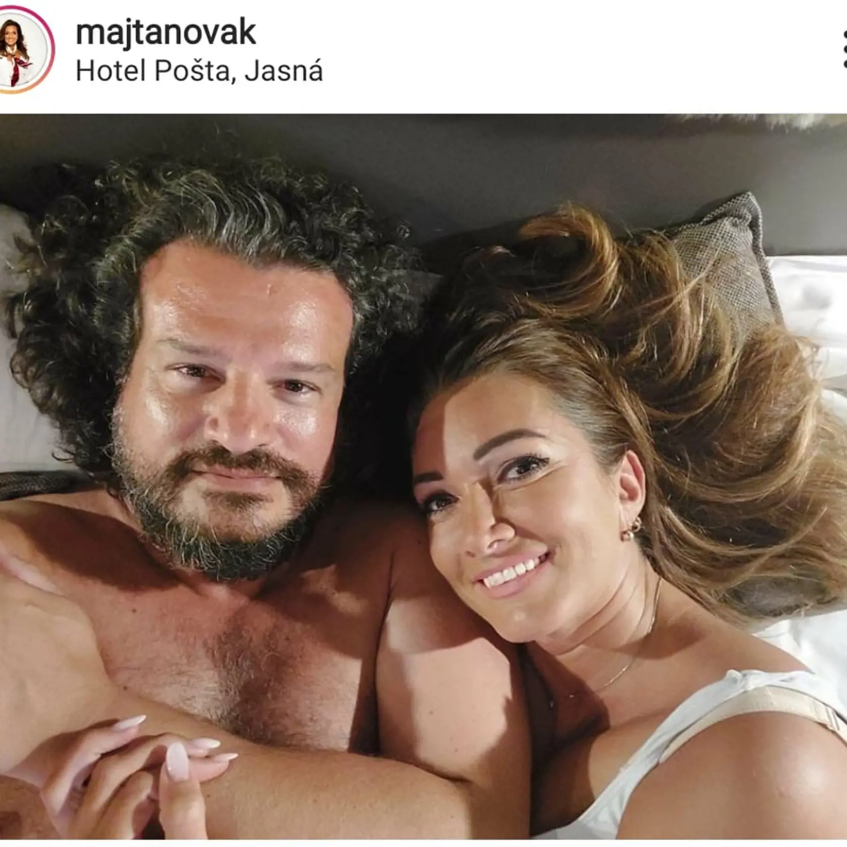 Karin s Petrom v posteli.