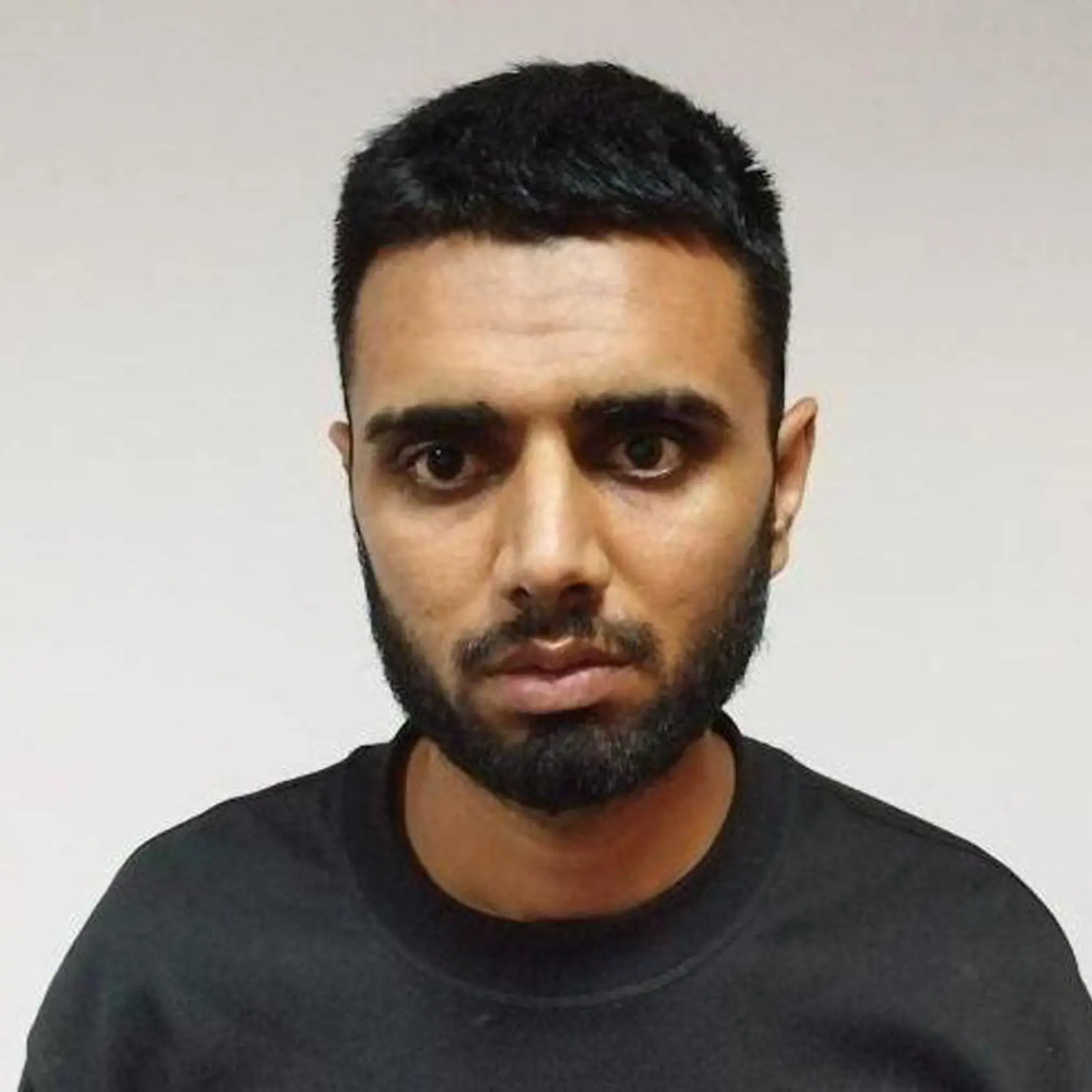 Polícia žiada občanov o pomoc pri pátraní po hľadanom 24-ročnom Hamadovi Benzovi z Pakistanskej islamskej republiky.