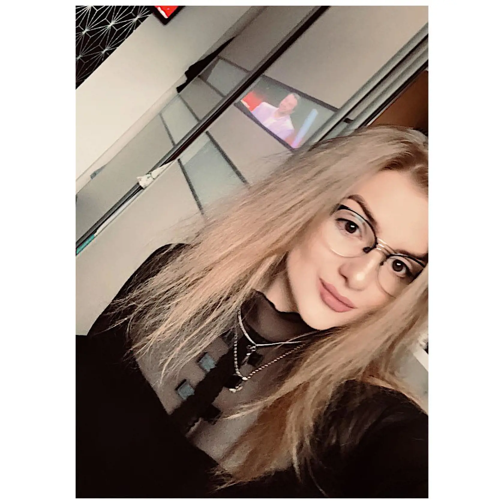 Emma z Belej nad Cirochou sa túžila stať kaderníčkou, tohto roku ju čakali maturity. Prácu už mala istú v rodinnom kaderníctve. Medzitým si privyrábala na brigádach. Jej známy ju hodnotia ako milé a pracovité dievča.
