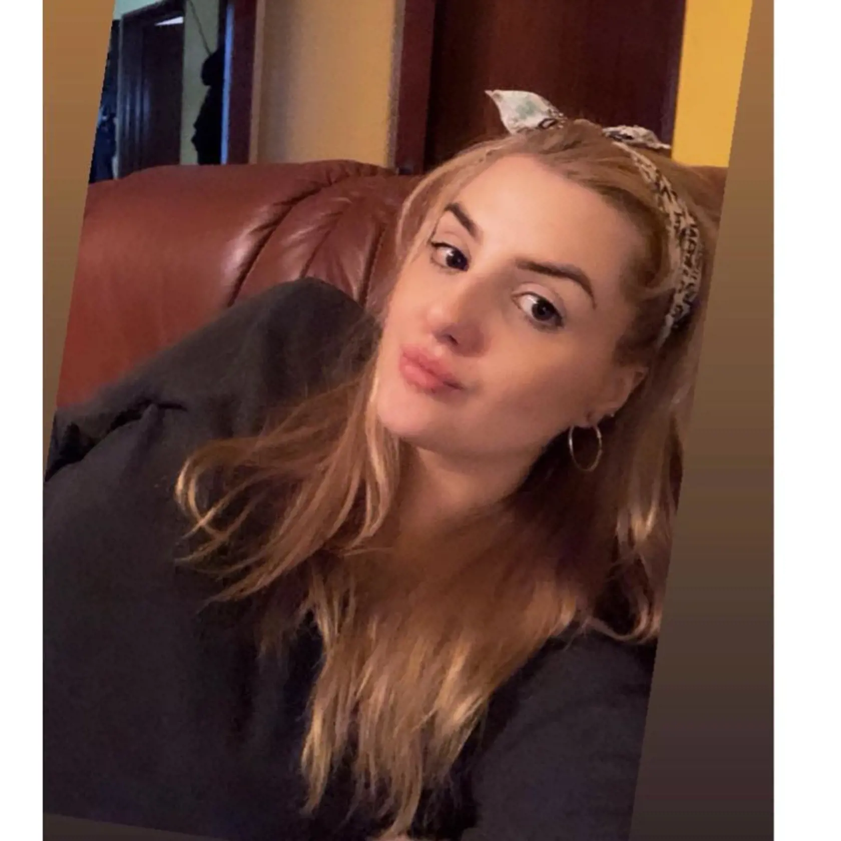 Emma z Belej nad Cirochou sa túžila stať kaderníčkou, tohto roku ju čakali maturity. Prácu už mala istú v rodinnom kaderníctve. Medzitým si privyrábala na brigádach. Jej známy ju hodnotia ako milé a pracovité dievča.