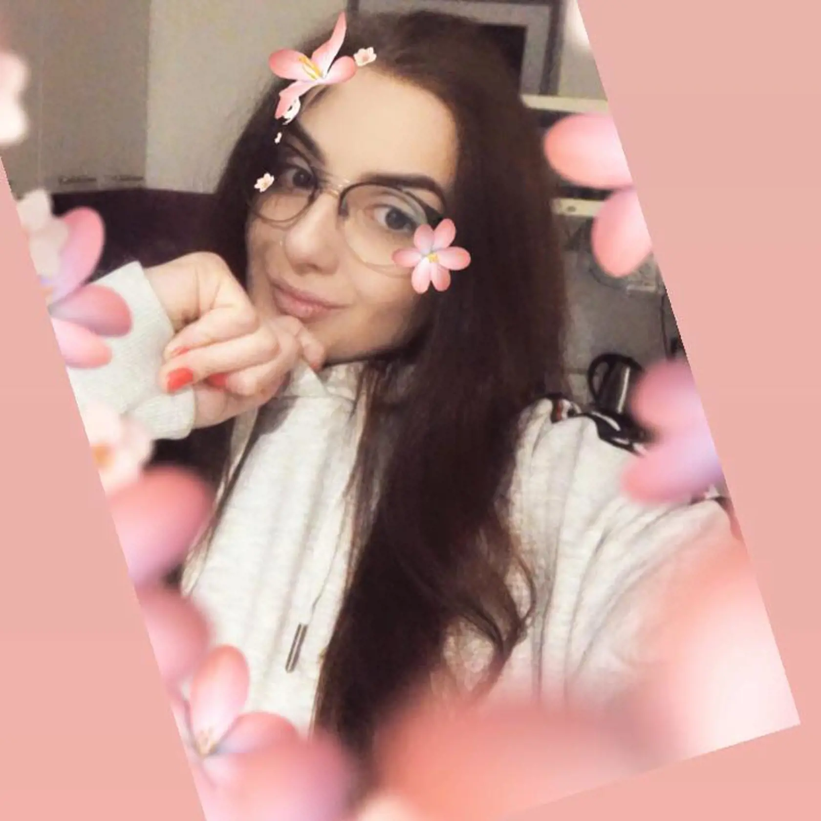 Emma z Belej nad Cirochou sa túžila stať kaderníčkou, tohto roku ju čakali maturity. Prácu už mala istú v rodinnom kaderníctve. Medzitým si privyrábala na brigádach. Jej známy ju hodnotia ako milé a pracovité dievča.