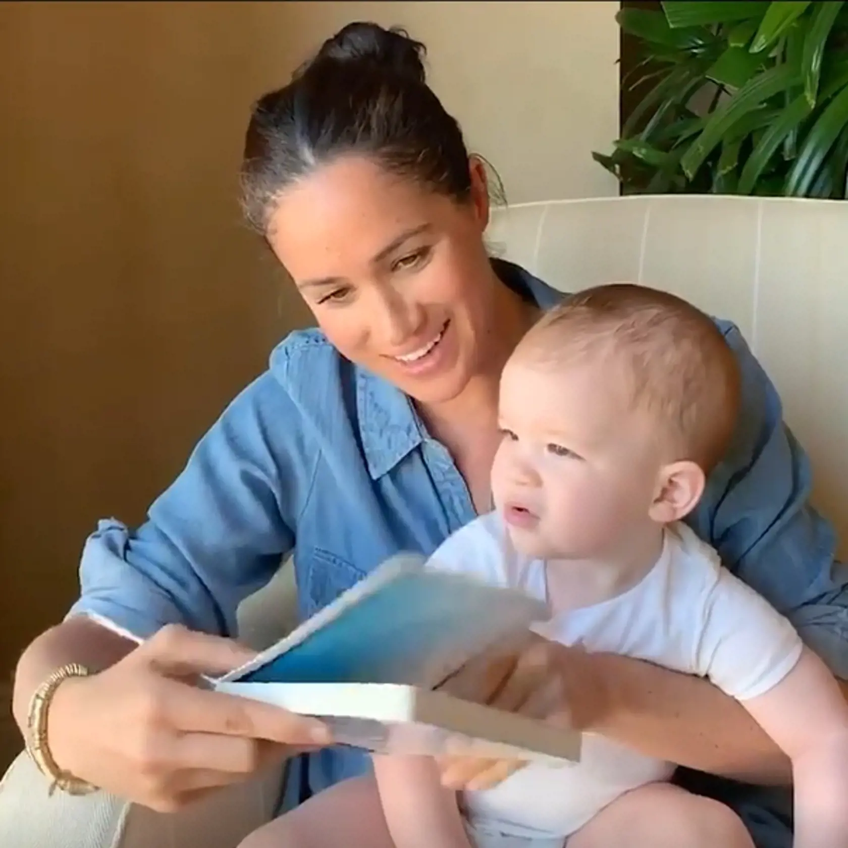 Na Archieho prvé narodeniny Meghan čítala synovi z detskej knihy.