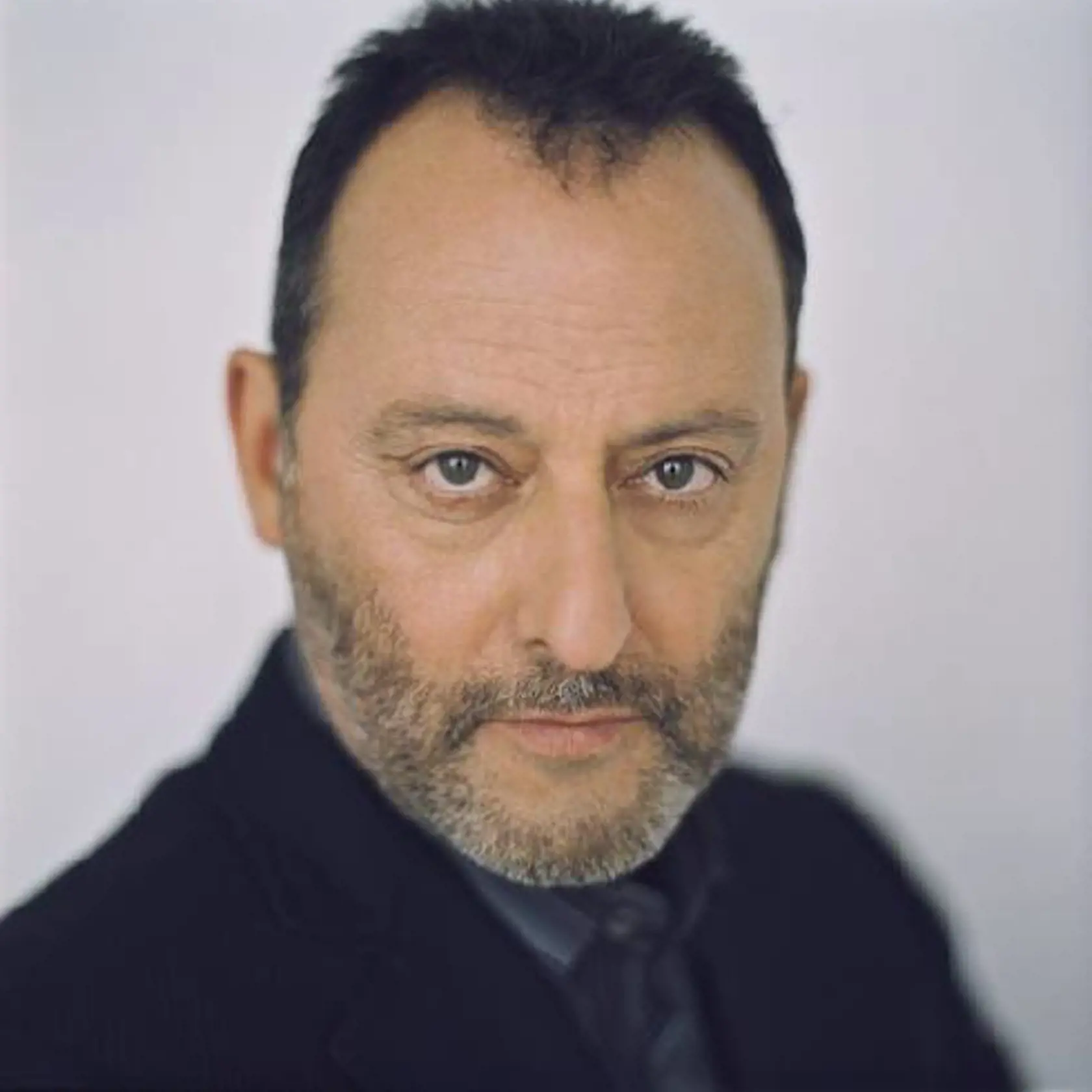 Jean Reno sa narodil v marockej Casablance. Jeho filmová kariéra sa však začala vo francúzskych filmoch. Objavil sa v mnohých filmoch Luca Bessona, z ktorých dva Magická hlbočina a Leon zaznamenali mimoriadny úspech. Záujem o fešného drsniaka s neodolateľným hlasom prejavili záujem nielen americkí filmári, ale aj fanúšičky.