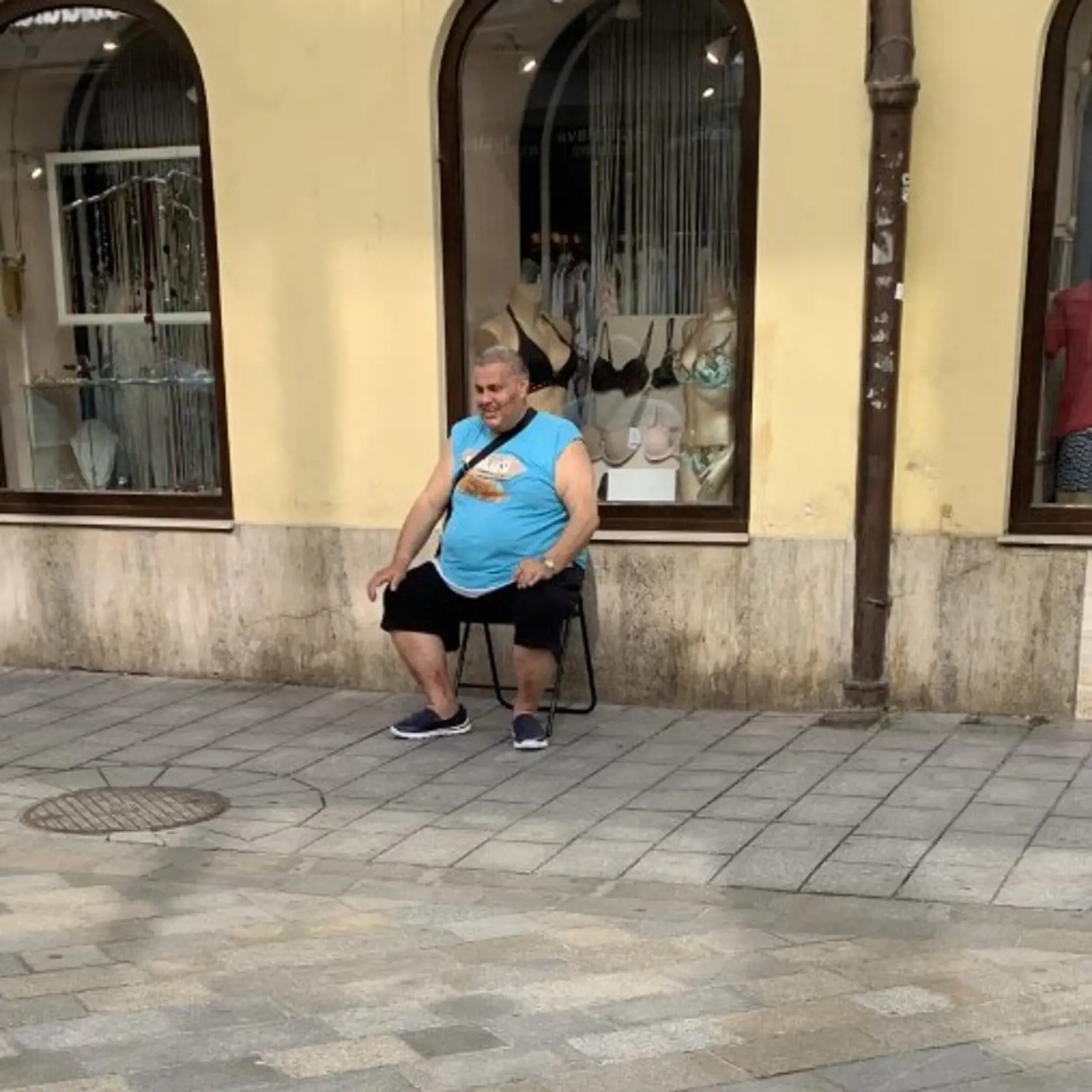 16.35 h 9. 6. 2019 BRATISLAVA STARÉ MESTO: Hoci to môže vyzerať smutne, pán Bango si vystupovanie na ulici pochvaľuje.