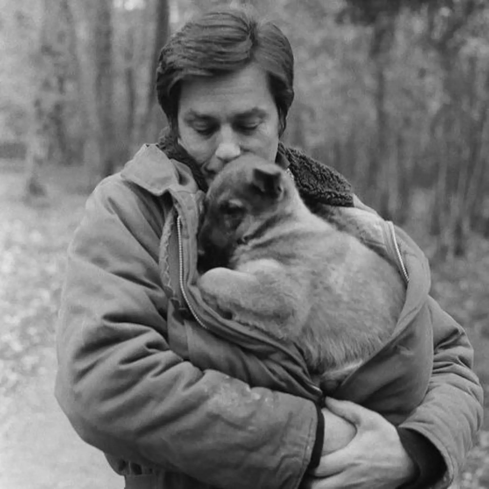 Alain Delon bol milovníkom psov: Nájdené šteniatka zohrieval v bunde.