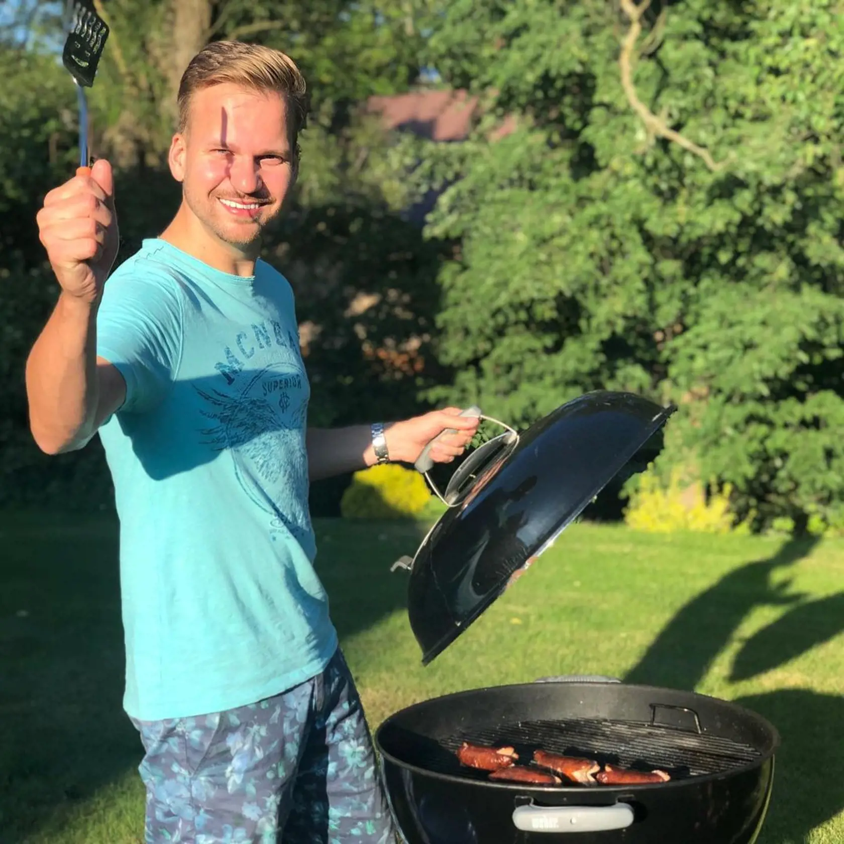 Martin rád v lete griluje.