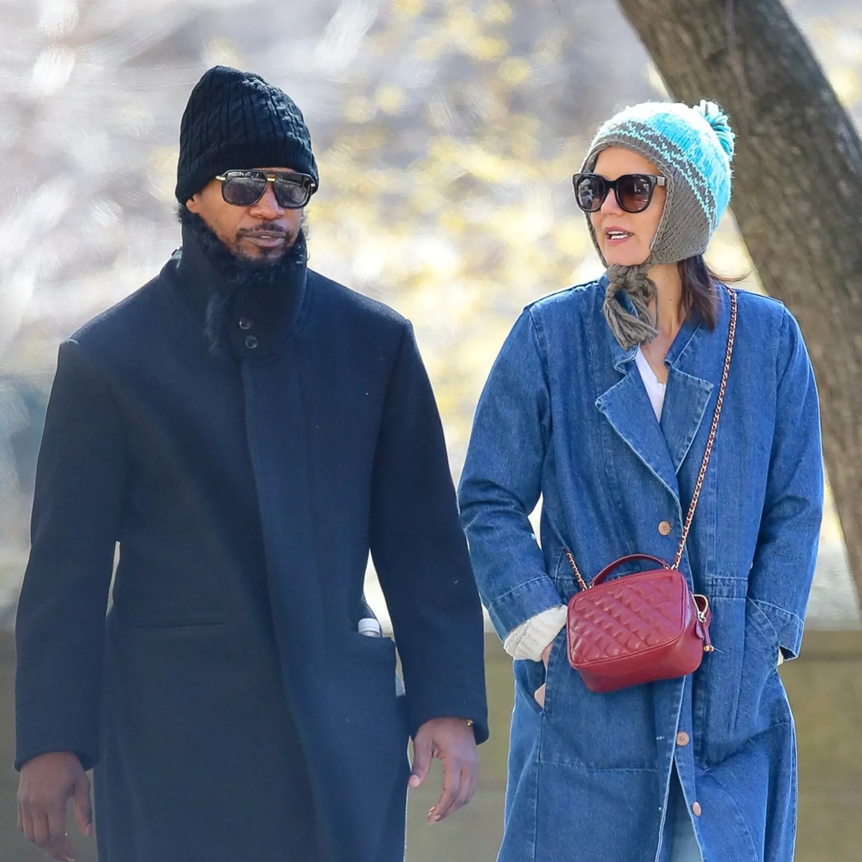 Katie Holmes a Jamie Foxx na prechádzke v Central parku. Takto ich paparazzi zachytil krátko po zverejnení ich vzťahu.