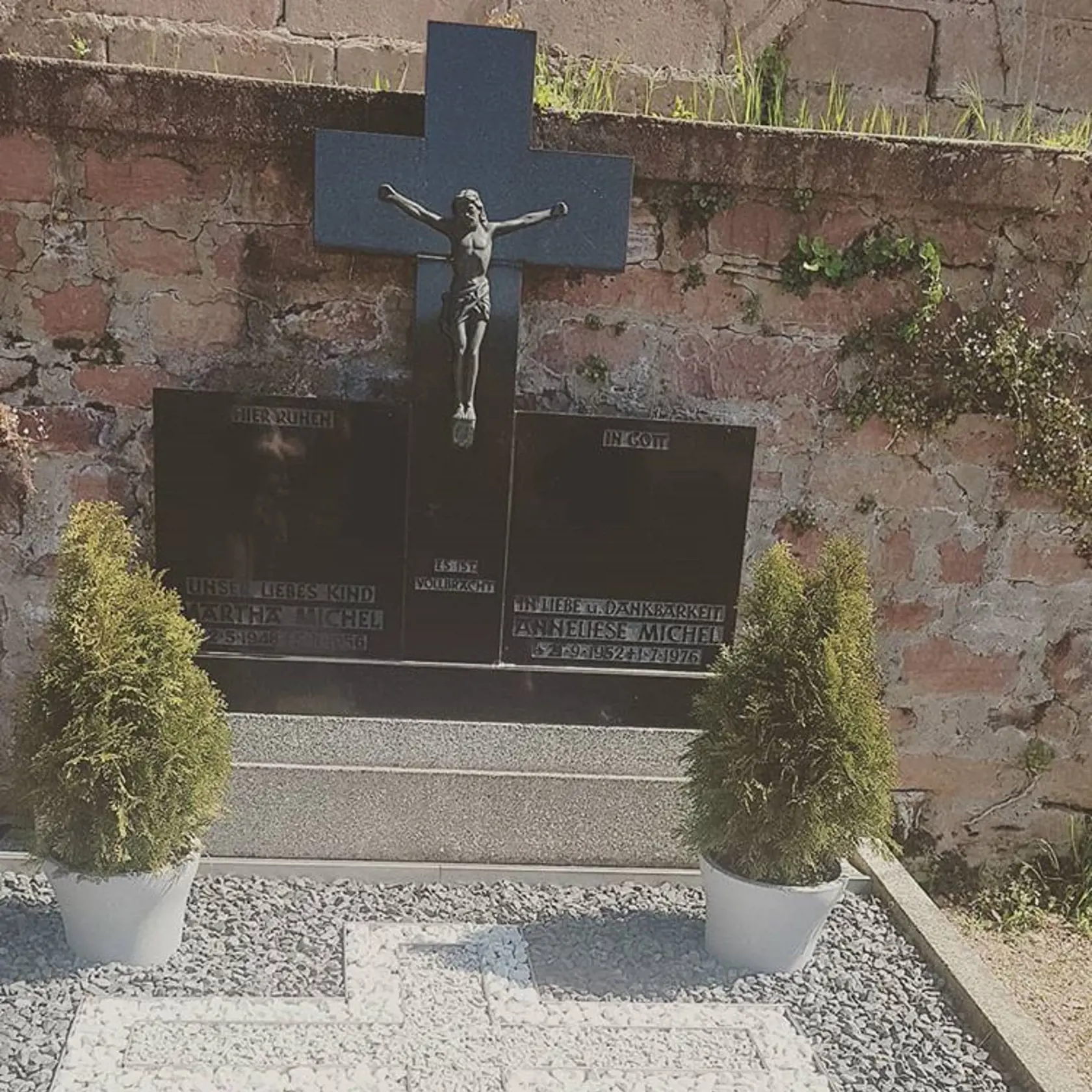 Anneliese Michel -jej hrob sa stal pútnickým miestom