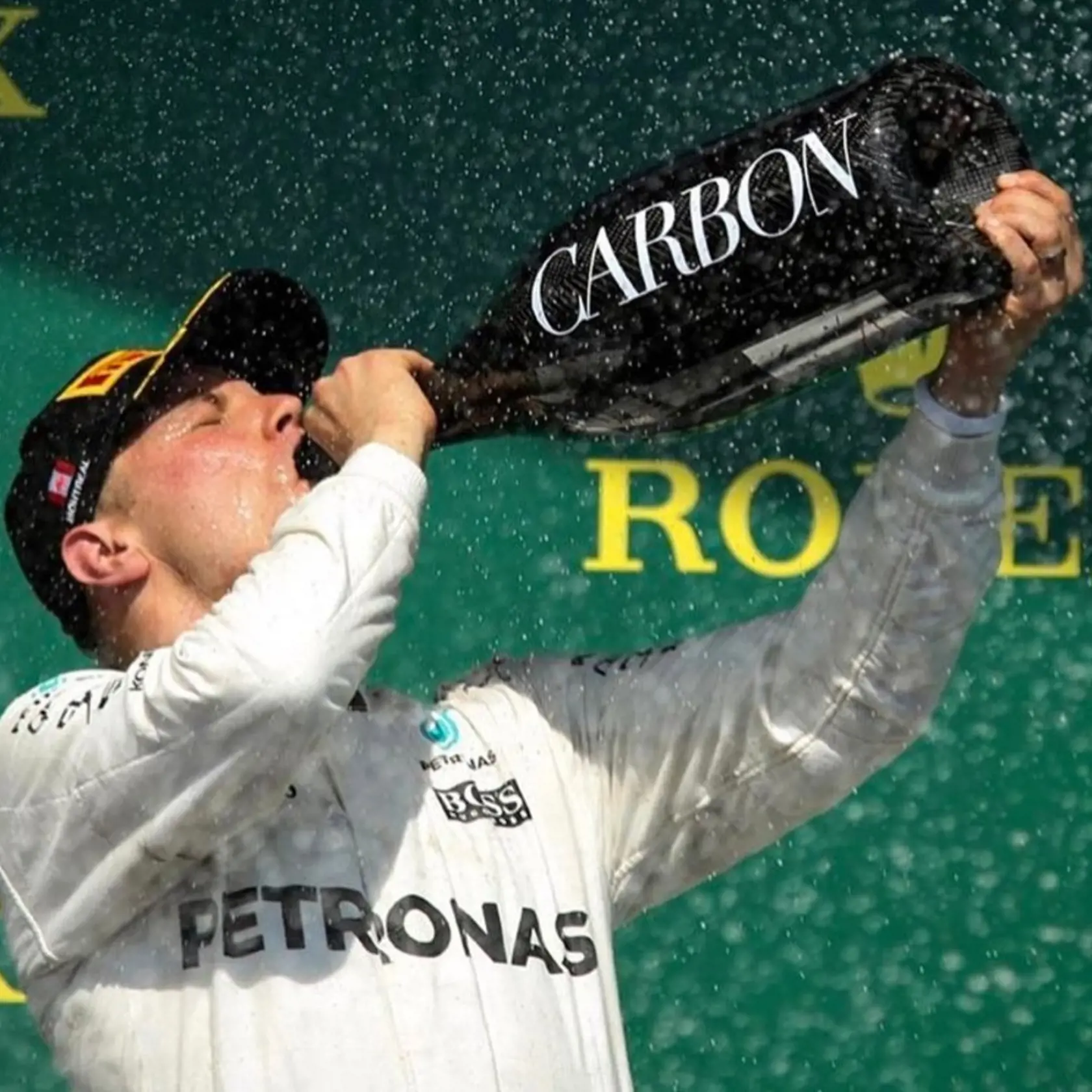 Valtteri Bottas vie, čo treba robiť so šampanským za 3-tisíc dolárov.