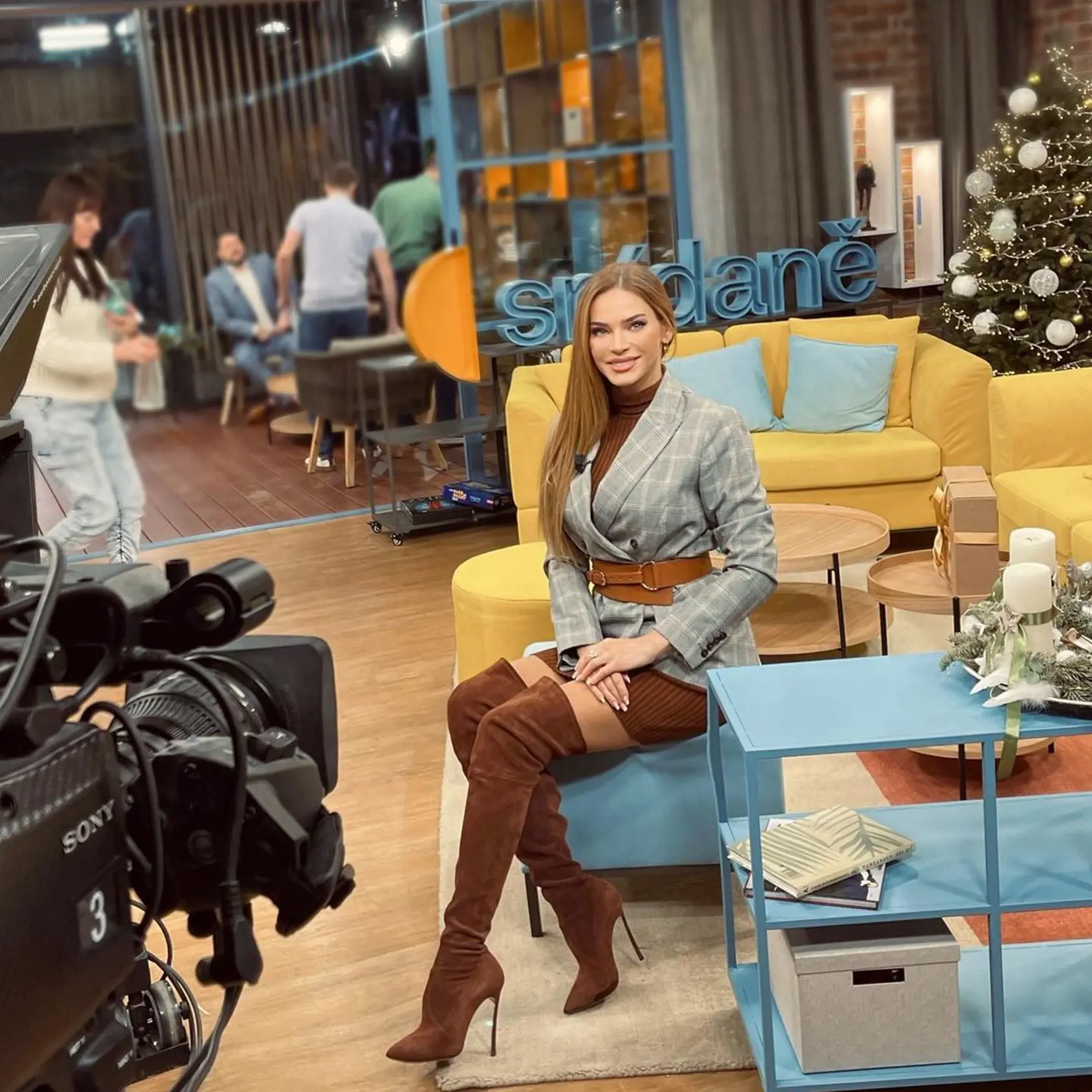 Andrea si rovnaké sako obliekla aj do televíznej relácie. Opäť ho previazala opaskom a obliekla si podeň úpletové rolákové šaty. Čižmy nad kolená dodali outfitu sexi iskru!