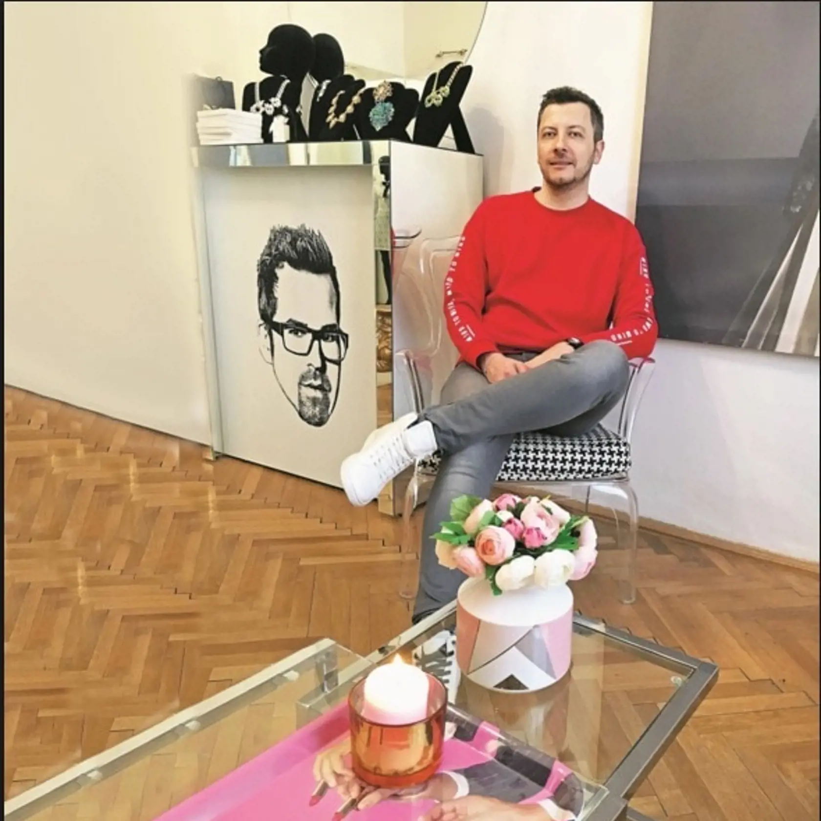 Rasťo Holubec. Dlhoročná súčasť života módneho návrhára Fera Mikloška. Jeho životný aj pracovný partner. Za to, že tvoria pár, sa nikdy nehanbili a všade si lásku bez okolkov dokazovali. Dvojica sa však pred pár dňami po 15 rokoch rozišla.