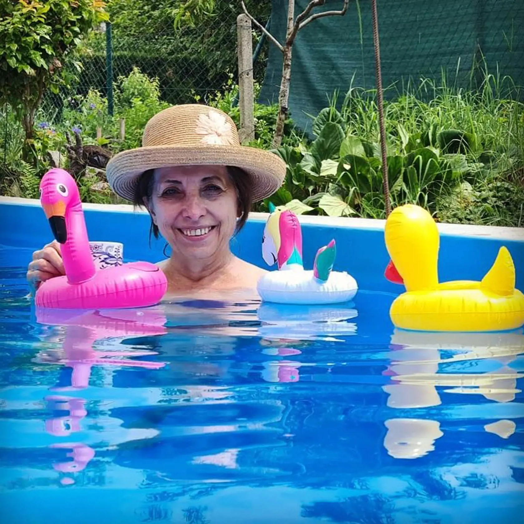 "Vodáčka vo svojom prirodzenom prostredí 💧🏝 Ako trávite horúci víkend, priatelia? 🙂" napísal Zemanová. 
