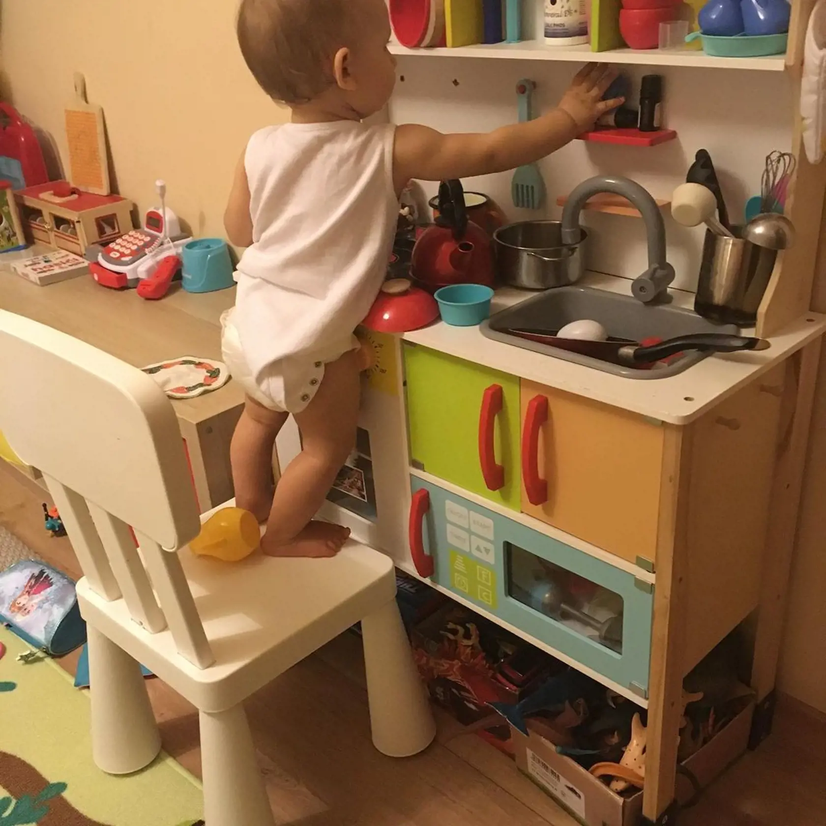 V detskej izbe nechýbajú pestré farby a drevené hračky.