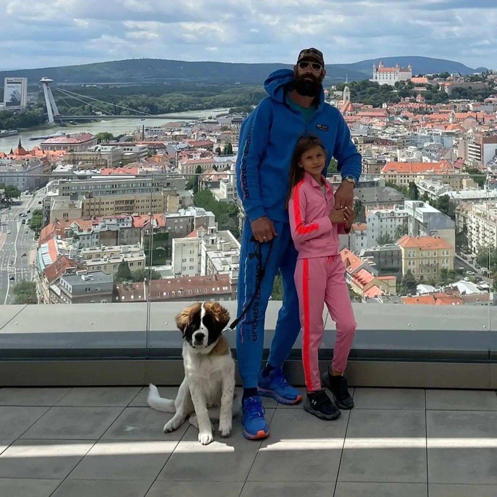 Matej Jurkovič s dcérou Chloe a ich psík Simba.