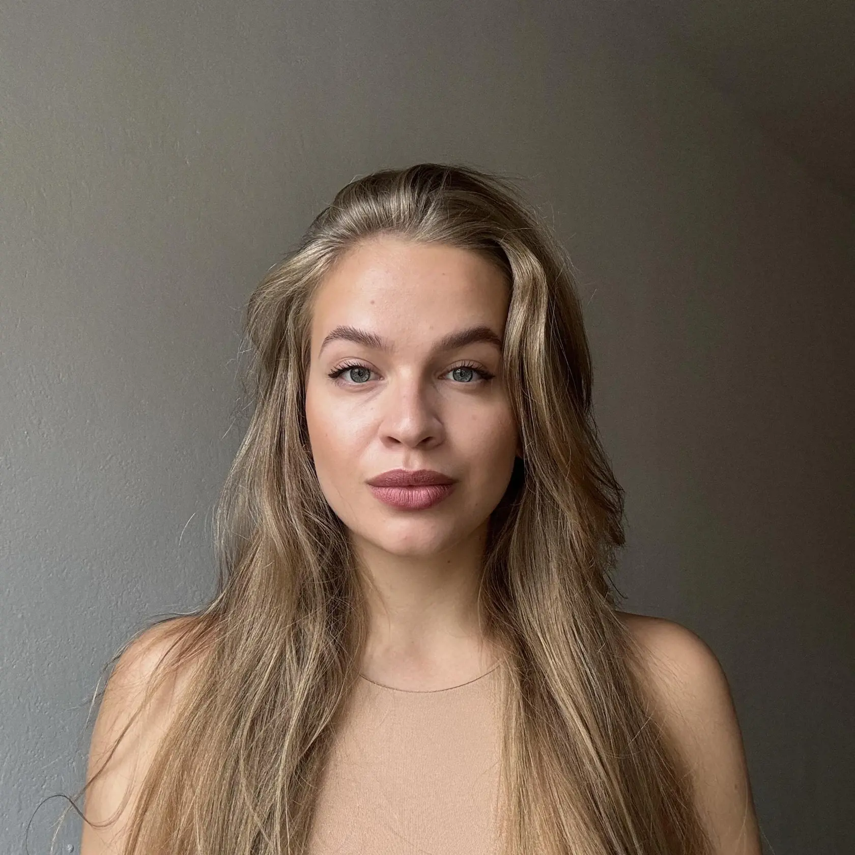 Mladšiu verziu Edity Kučerovej v Dunaji, k vašim službám hrá Alexandra Sokolová.