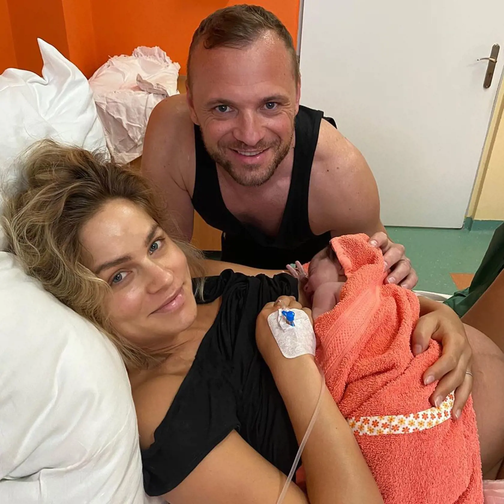 Bella prišla na svet pred mesiacom a Gáboríkovci okrem toho, že si užívajú každý moment s ňou, život s dcérkou poctivo dokumentujú a radi sa pochvália na sociálnej sieti.