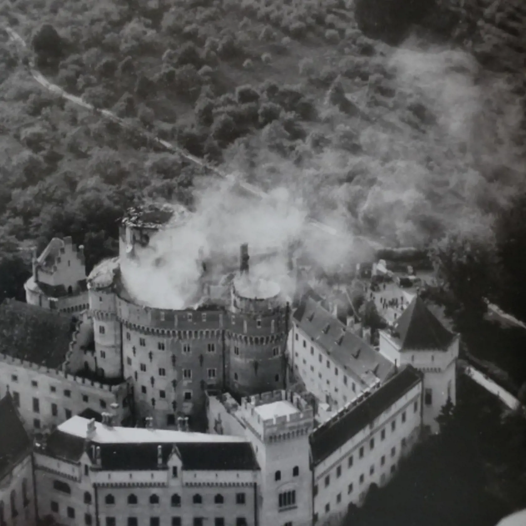 Plamene spôsobili v roku 1950 na zámku obrovské škody.