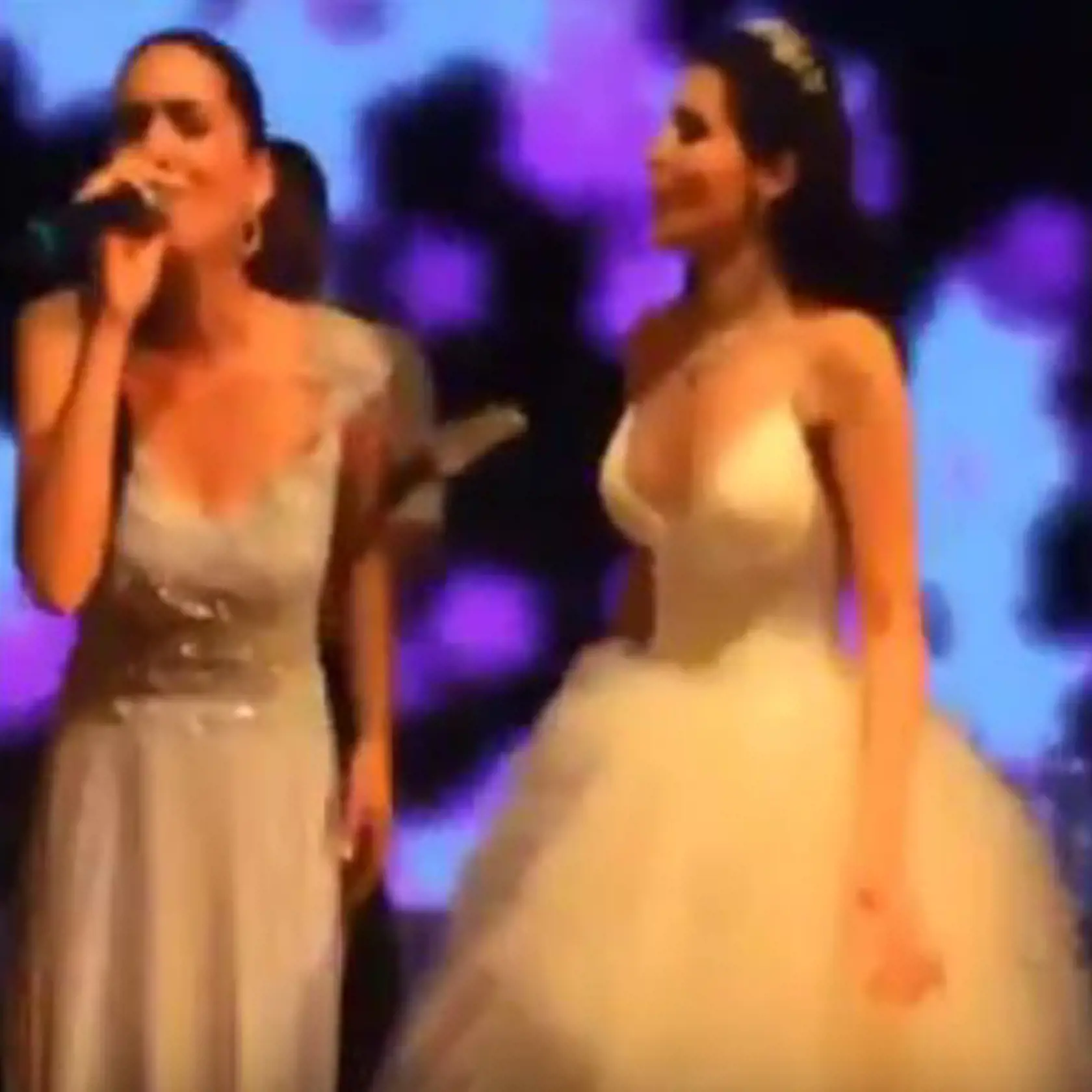Hatice si na svojej svadbe zaspievala karaoke s priateľkou Bergüzar.