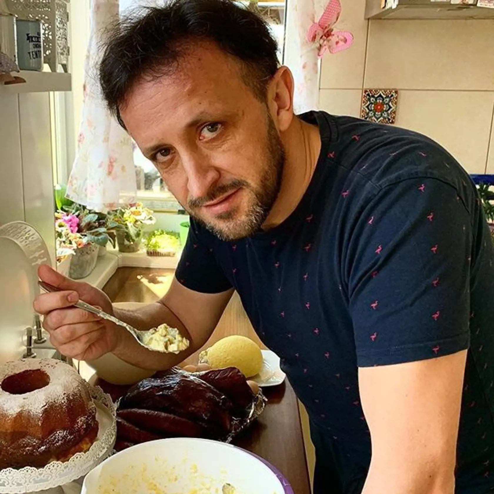 Ondrej Kandráč má šťastie na mimoriadne súdržnú rodinu s dobrým zázemím. Aj preto sa snaží aspoň trochu zmierniť utrpenie ľudí na vedľajšej koľaji.