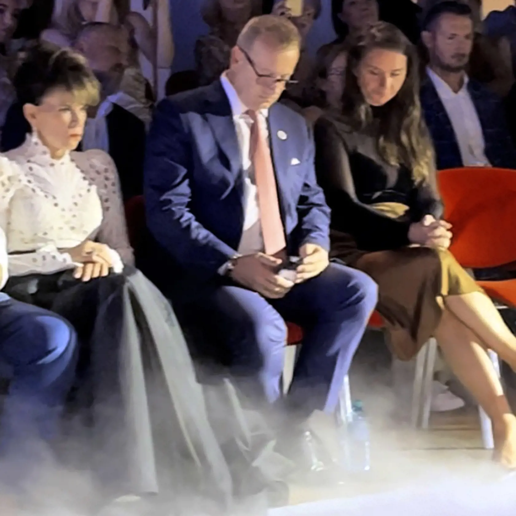 Niečo zaujímavejšie? Boris Kollár bol počas prehliadky Petrany zahľadený do mobilu.