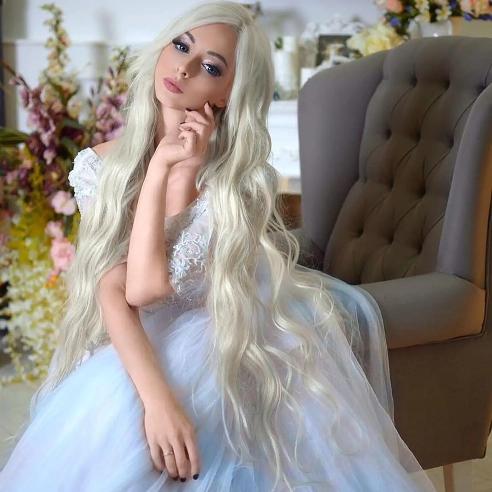 Alina Kovalevskaya (28) je známa sexi kráska z Ukrajiny. V roku 2014 sa stala kultovou tvárou online sveta vďaka sérii krásnych fotografií, ktoré mnohí označili ako "reálnu verziu bábiky Barbie“. Veľké okrúhle oči, porcelánovo biela pokožka a viac ako jeden meter dlhé platinové vlasy pomáhajú Aline získať priazeň verejnosti.