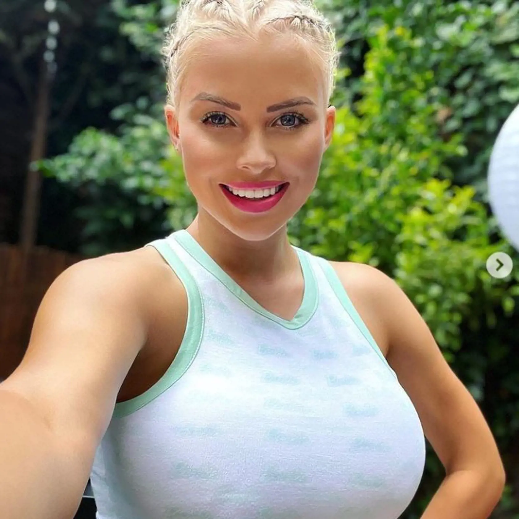 Jej snom bolo podobať sa takzvanej Bimbo Barbie, bábike, ktorá má neprirodzené telesné proporcie. Jej veľkým idolom je napríklad slávna Pixee Fox, ktorá si pre túžbu po úzkom drieku dala vyoperovať dokonca rebrá.

Gabriel prešla za viac ako štyri roky radikálnou premenou, dala si zväčšiť prsia na veľkosť desať a pravideľne podstupuje skrášľujúce zákroky, aby sa čo najviac pobobala populárnej bábike. Dnes však pôsobí omnoho sofistikovanejším a elegantnejším vzhľadom ako vo svojich začiatkoch.