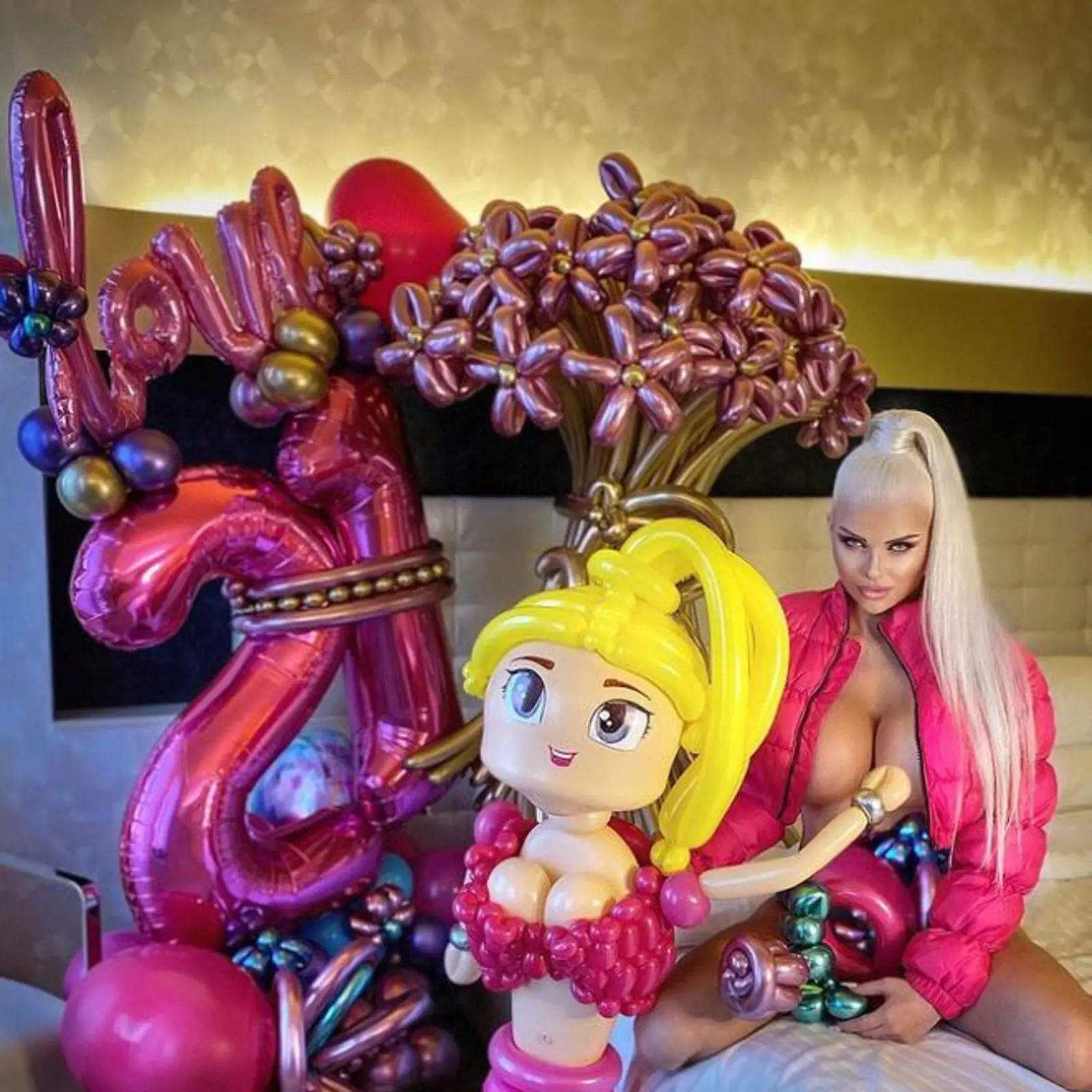 Jej snom bolo podobať sa takzvanej Bimbo Barbie, bábike, ktorá má neprirodzené telesné proporcie. Jej veľkým idolom je napríklad slávna Pixee Fox, ktorá si pre túžbu po úzkom drieku dala vyoperovať dokonca rebrá.

Gabriel prešla za viac ako štyri roky radikálnou premenou, dala si zväčšiť prsia na veľkosť desať a pravideľne podstupuje skrášľujúce zákroky, aby sa čo najviac pobobala populárnej bábike. Dnes však pôsobí omnoho sofistikovanejším a elegantnejším vzhľadom ako vo svojich začiatkoch.
