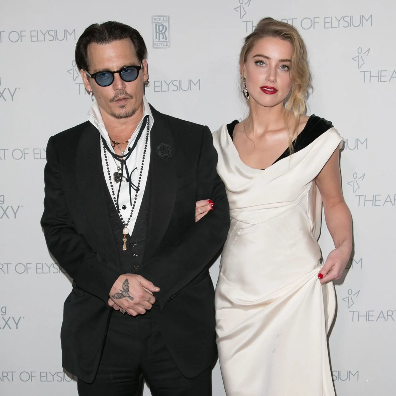 A je opäť v chomúte. Americký sexi herec Johnny Depp sa tento rok oženil so svojou priateľkou, herečkou Amber Heard, s ktorou je zasnúbený od roku 2012.