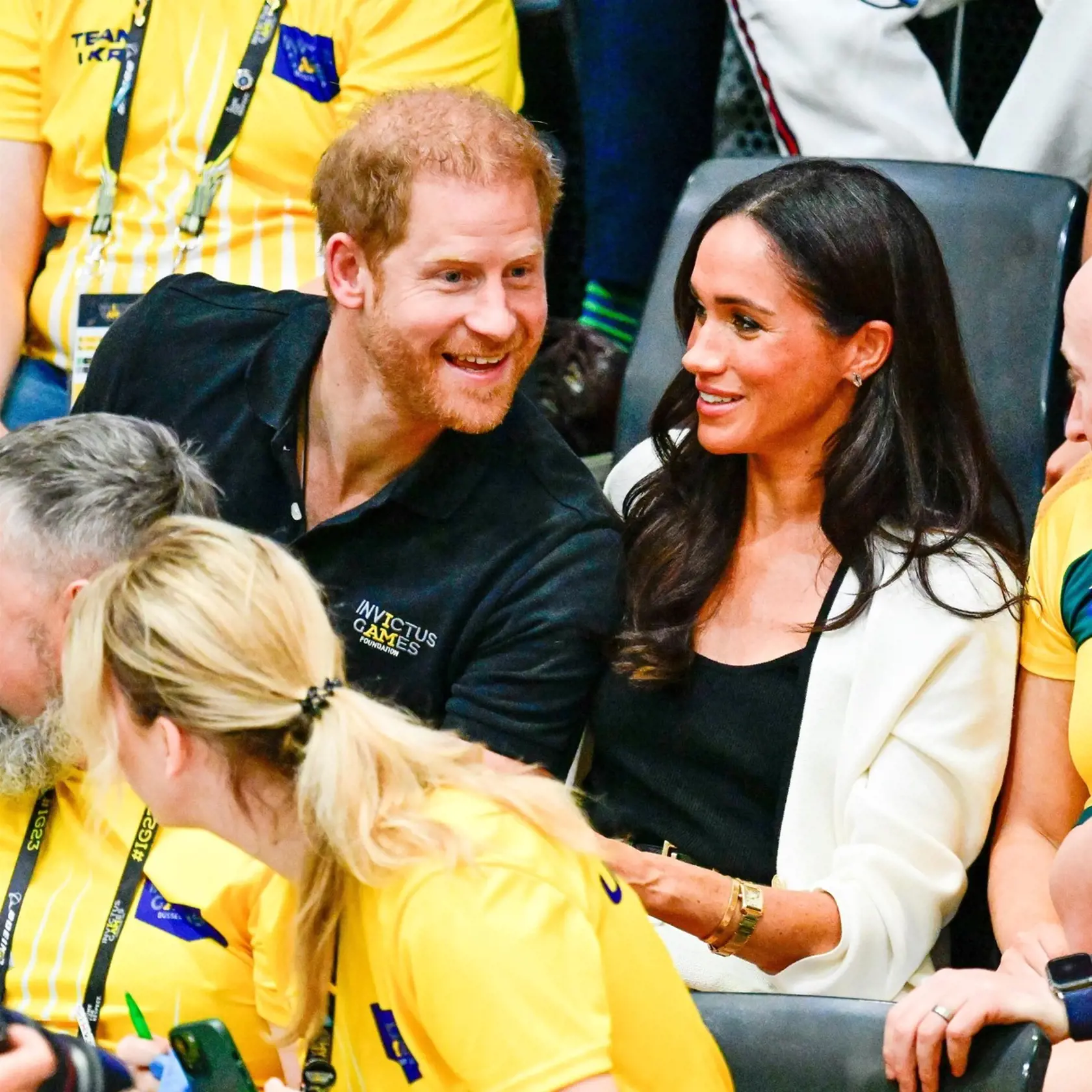 Dav na tribúne z jej príchodu šalel a Meghan privítal ako rockovú hviezdu. tá si očividne pozornosť užívala a úsmevy rozdávala na všetky strany.