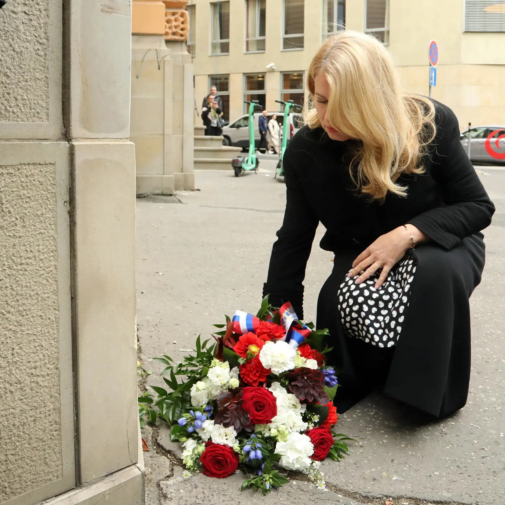 Prezidentka Zuzana Čaputová si prišla uctiť pamiatku obetí tragickej nehody. Na sociálnej sieti k fotografii napísala: "Pár slov matky, ktorá je toho času prezidentkou: Sekundy alebo metre delili tých, ktorí zomreli od tých, ktorí prežili. Napadajú nám prirodzené otázky, prečo sa to stalo, prečo práve oni. Viacerí z nich, mladí ľudia, ktorí mali svoje sny, lásky, túžby pred sebou. Všetci nevinné obete nezodpovednosti. Pripomínajú nám, ako sa v sekunde môže všetko zmeniť.