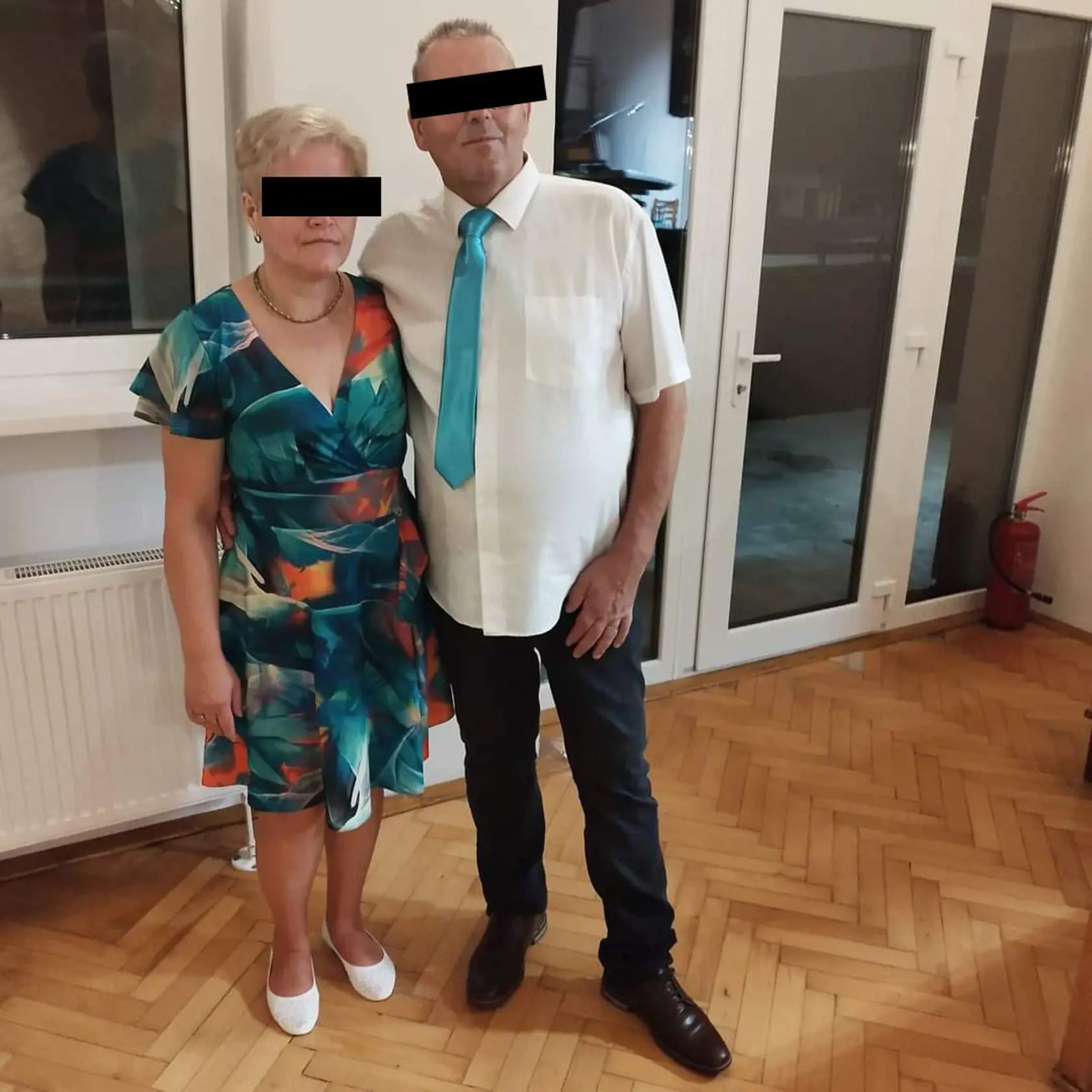 56-ročný Robert. mal spôsobiť pod vplyvom alkoholu dopravnú nehodu v obci Matúškovo, pri dychovej aj opakovanej skúške nafúkal 0.93 miligramov na liter. Polícia ho teda zadržala a umiestnila krátko po polnoci do cely policajného zaistenia v Galante. Ešte predtým Roberta vyšetril lekár, bol v poriadku.