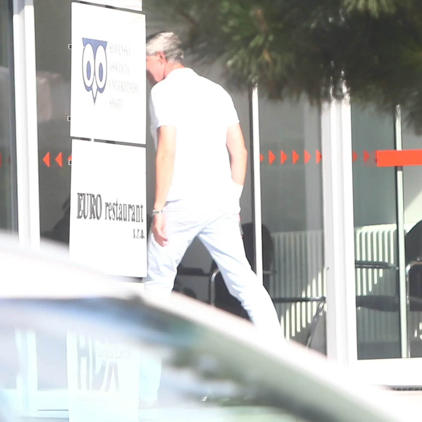16 . 2 5 h CENTRÁLA MOST-HÍD Bugára čaká rokovanie predsedníctva Mosta-Híd.