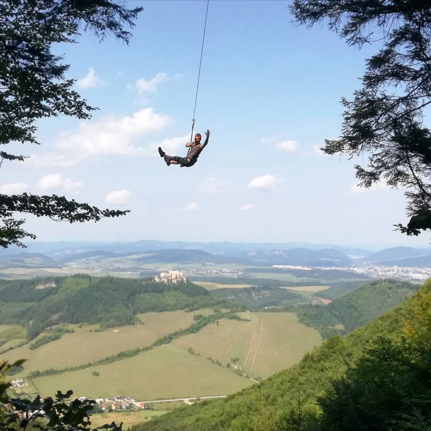Adrenalínová hojdačka na vrchu Skalky pri obci Lietavská Svinná-Babkov ponúka odvážlivcom možnosť “pohojdať” sa a letieť vo výške približne tridsiatich metrov. 