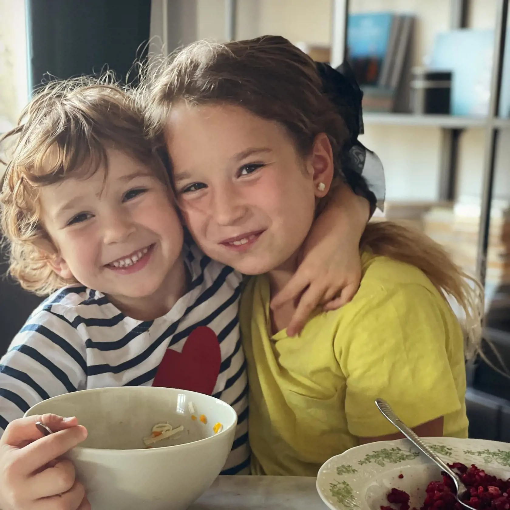 Anika a Kryštof sú dynamická dvojica. Mame Helene akoby z oka vypadli.