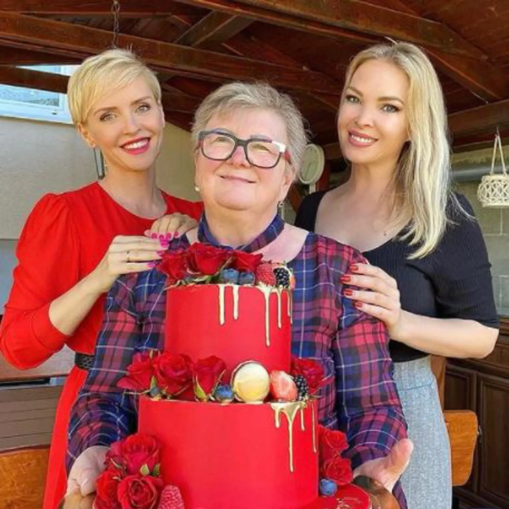 "Naša milovaná, milujúca, obetavá, akčná, vtipná,... MAMA. Mami, nech si tu ešte dlho s nami
Prajeme všetko najlepšie všetkým mamám," napísala Kvetka k fotke s mamou a sestrou.